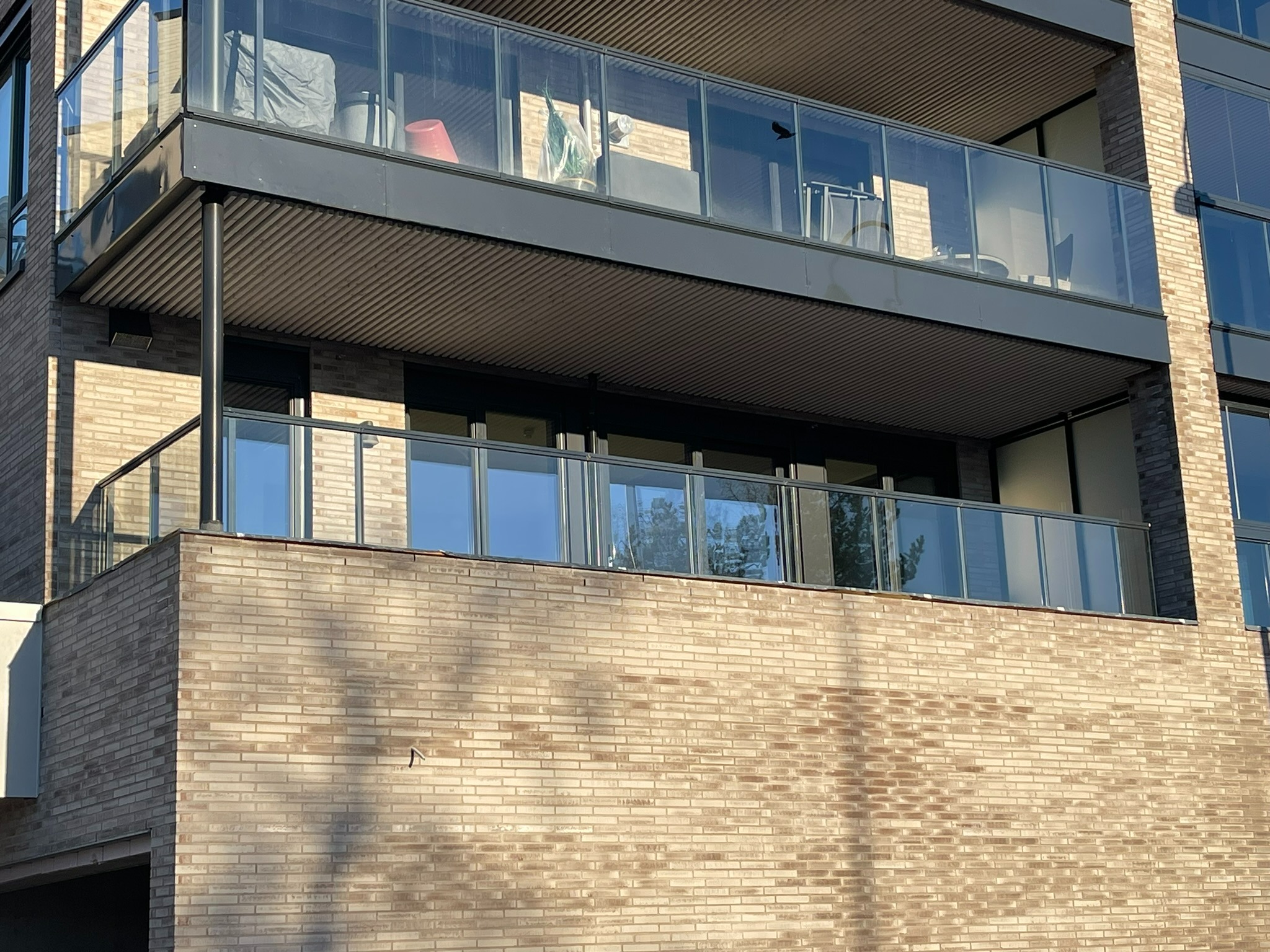 Overbygget terrasse på 19 kvm langs hele leiligheten med sol hele dagen