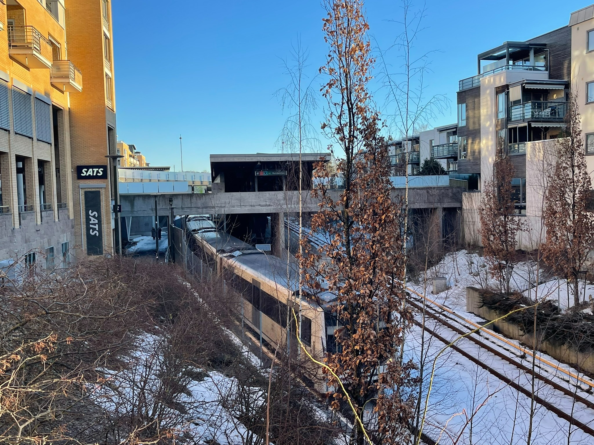 Fra leiligheten er det 3 minutters gange til Bekkestua T-banestasjon