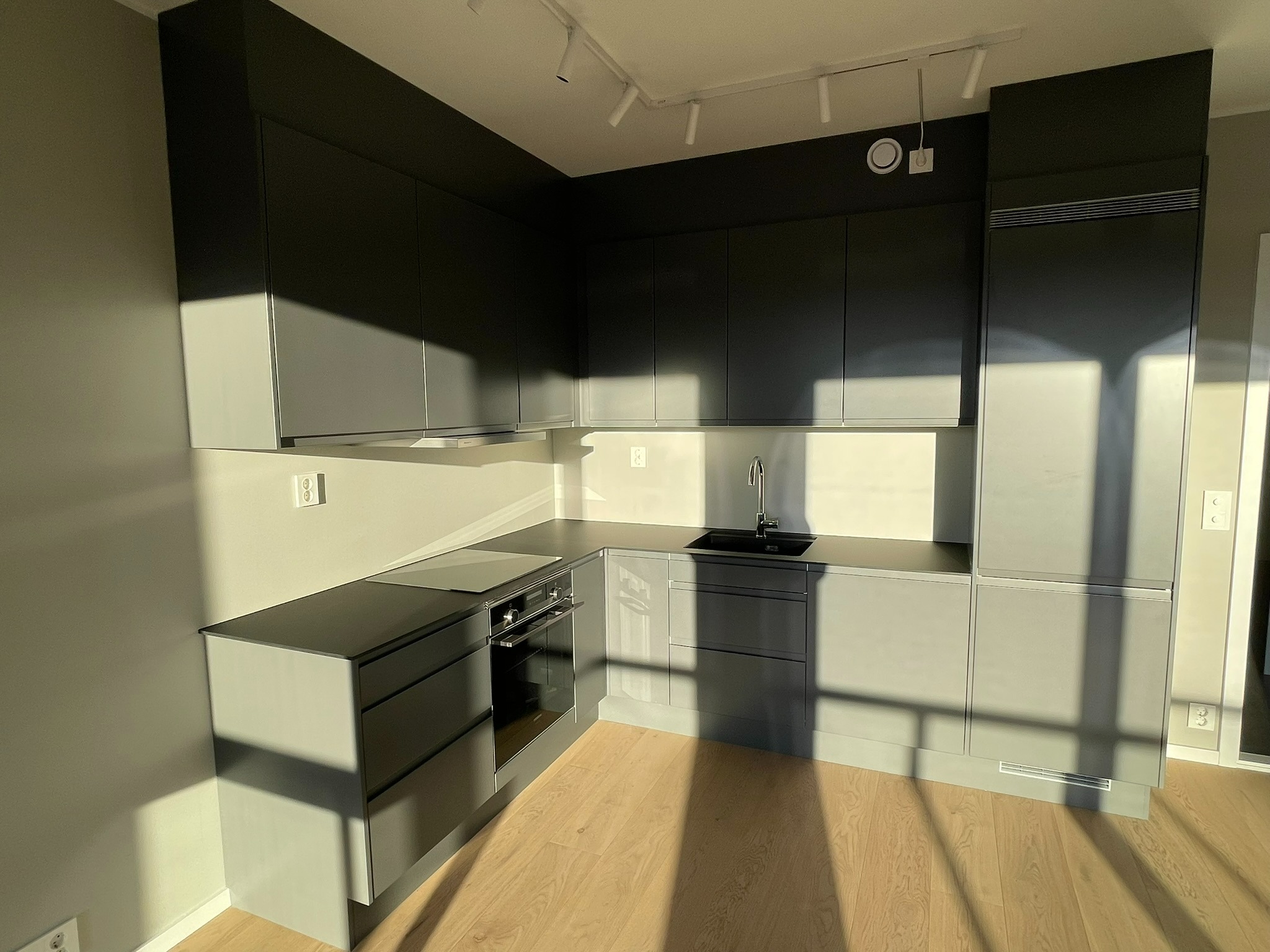 Flott kjøkkeninredning fra Sigdal med integrerte hvitevarer