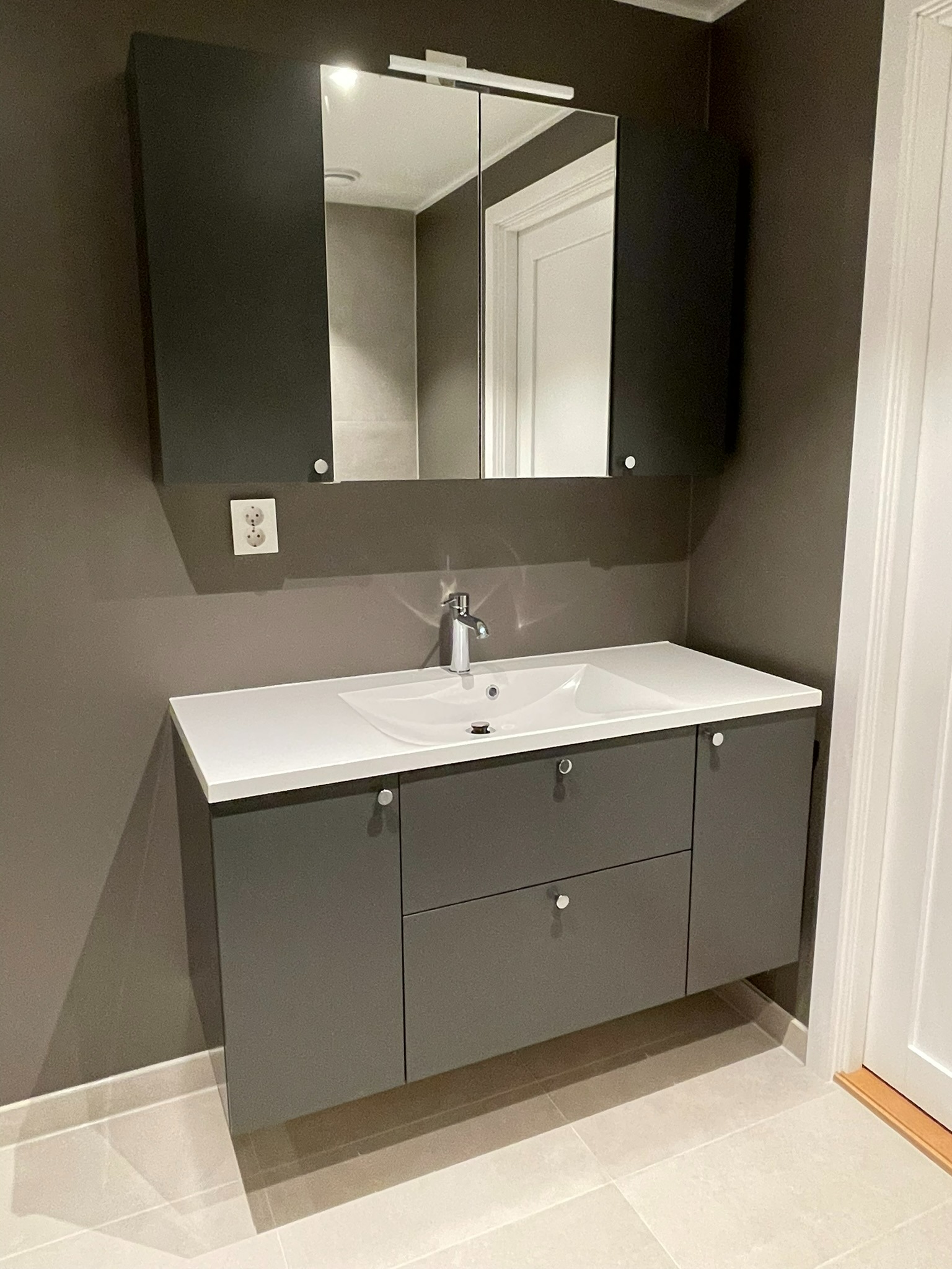 Badet har godt med skapplass. 