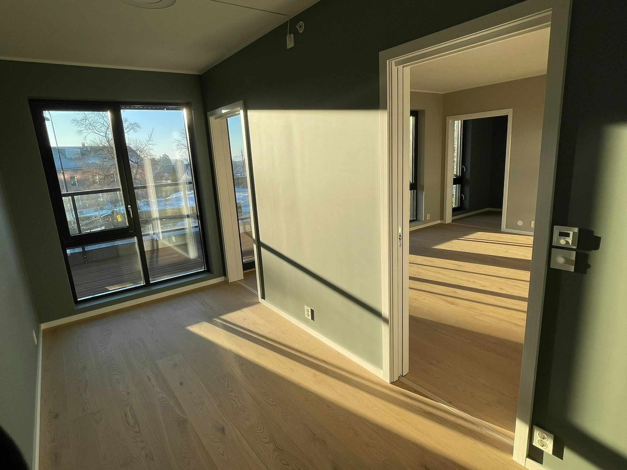 Soverom 1 med egen skyvedør på hver side av dobbeltsengen.  Det blir satt opp 2 meter skyvedørsgarderobe på nordvegggen. 