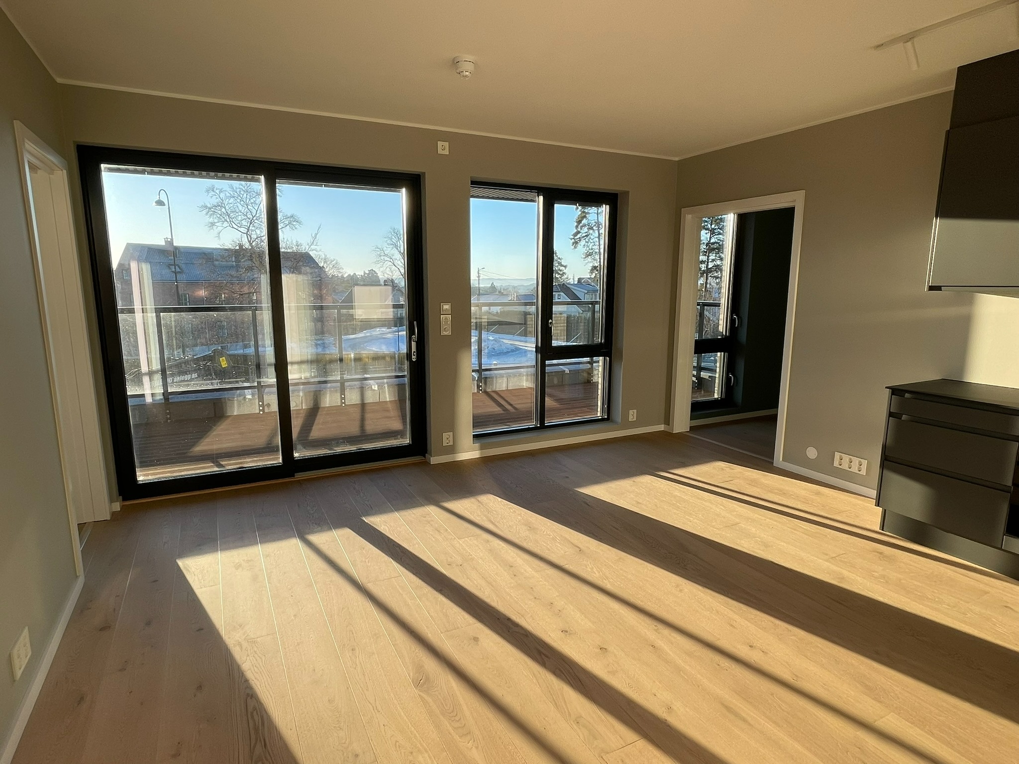 Store vinduer langs hele sørveggen av leiligheten.  Det blir montert lamellgardiner/plissègardiner i alle vinduer. 