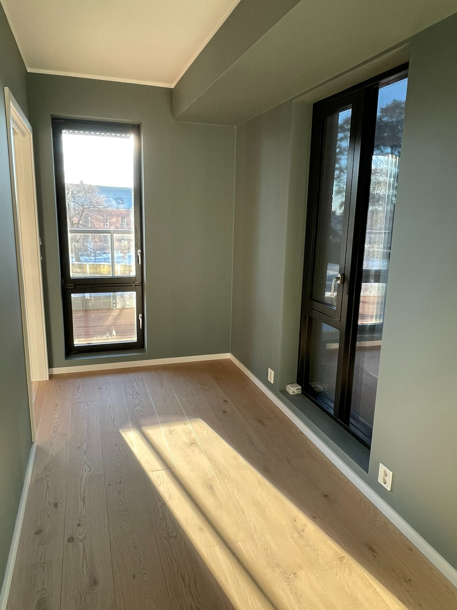 Soverom 2 fungerer som et koselig barnerom eller praktisk hjemmekontor.  Her kommer utvendig solskjerming og innvendige plissègardiner