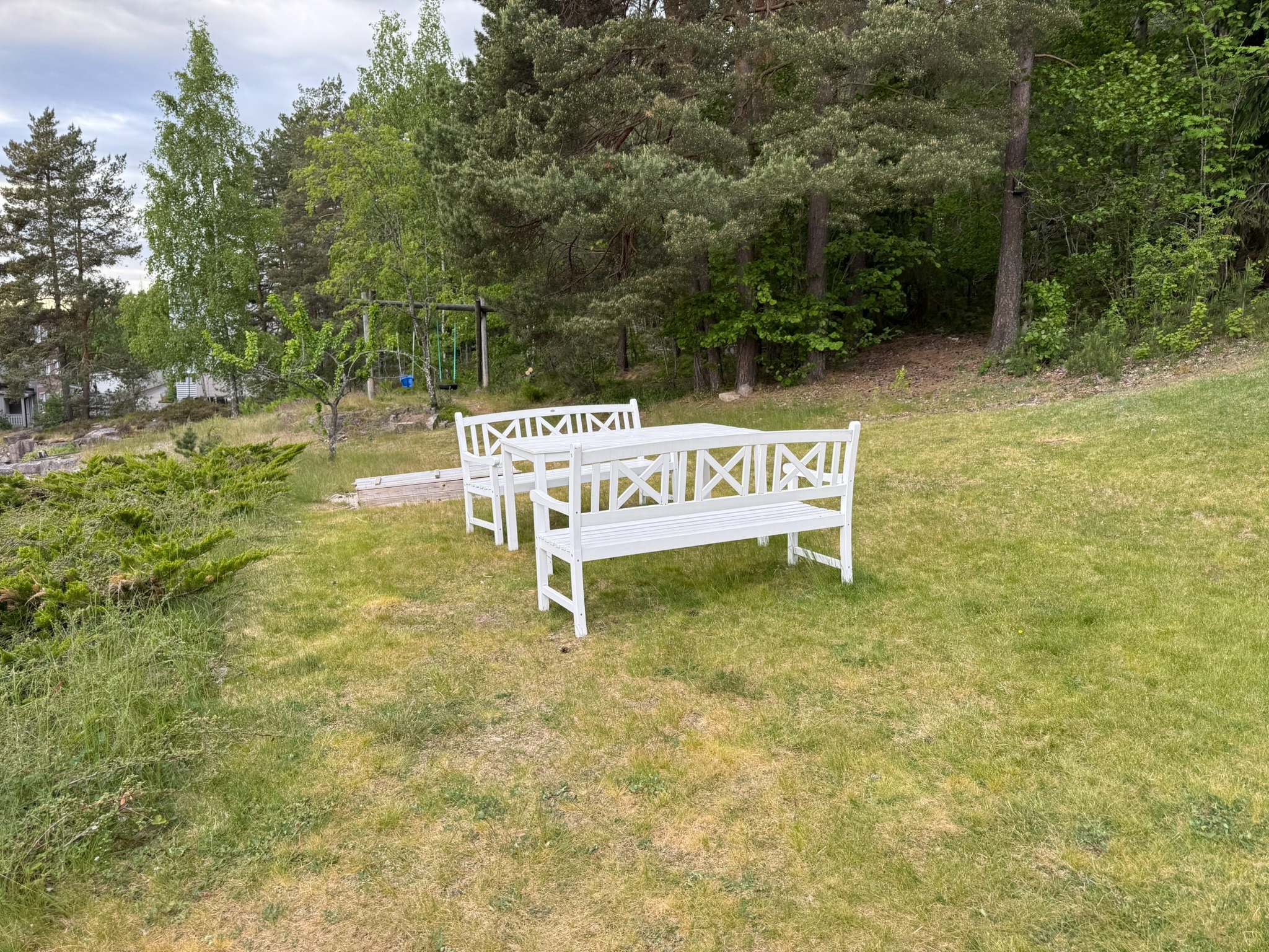 uteområde hvor du kan kose deg, lekeplas for barna sandkasse, husken osv.
