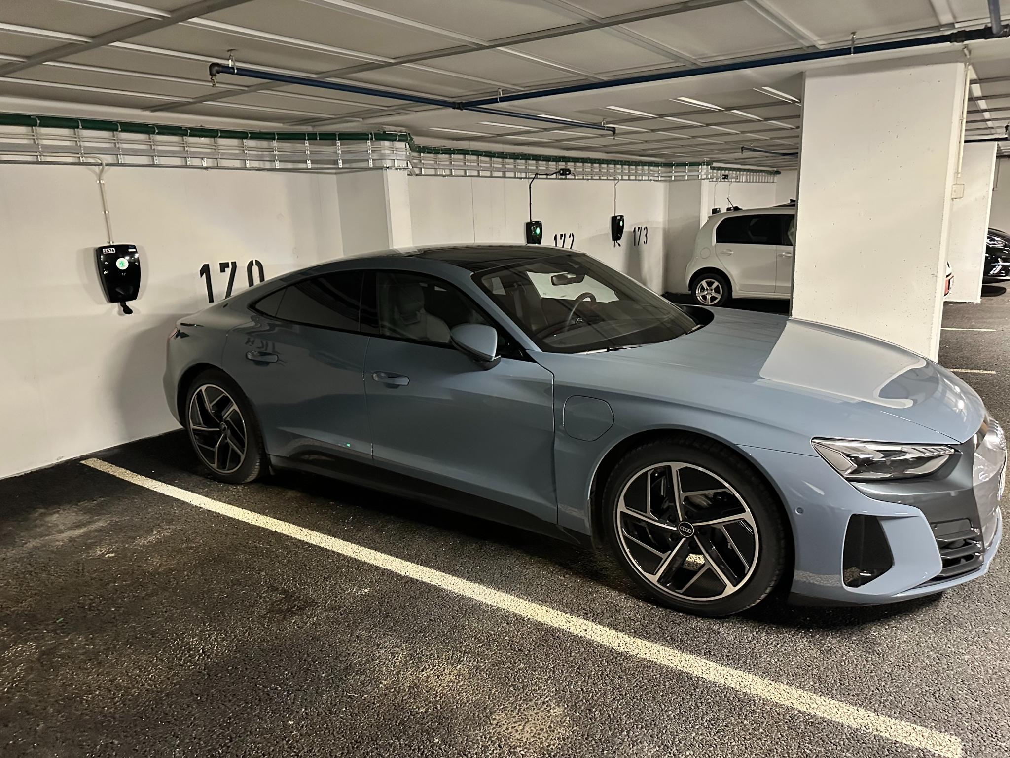 Parkeringsplass under bygget med Elbil-lader
