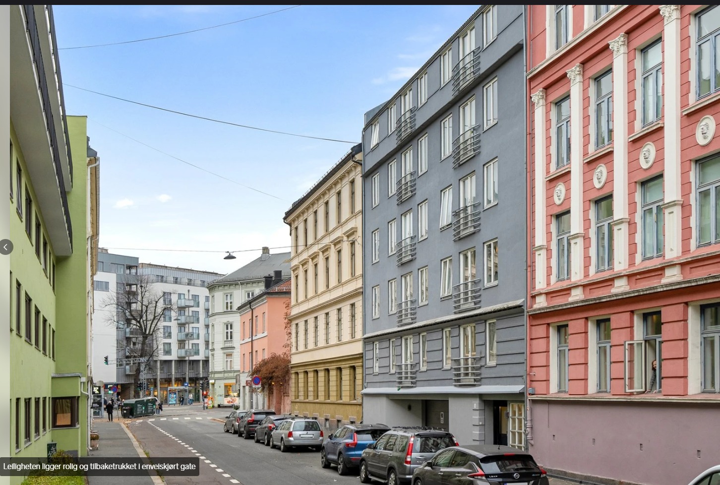 Fasaden (grå) til bygningen.