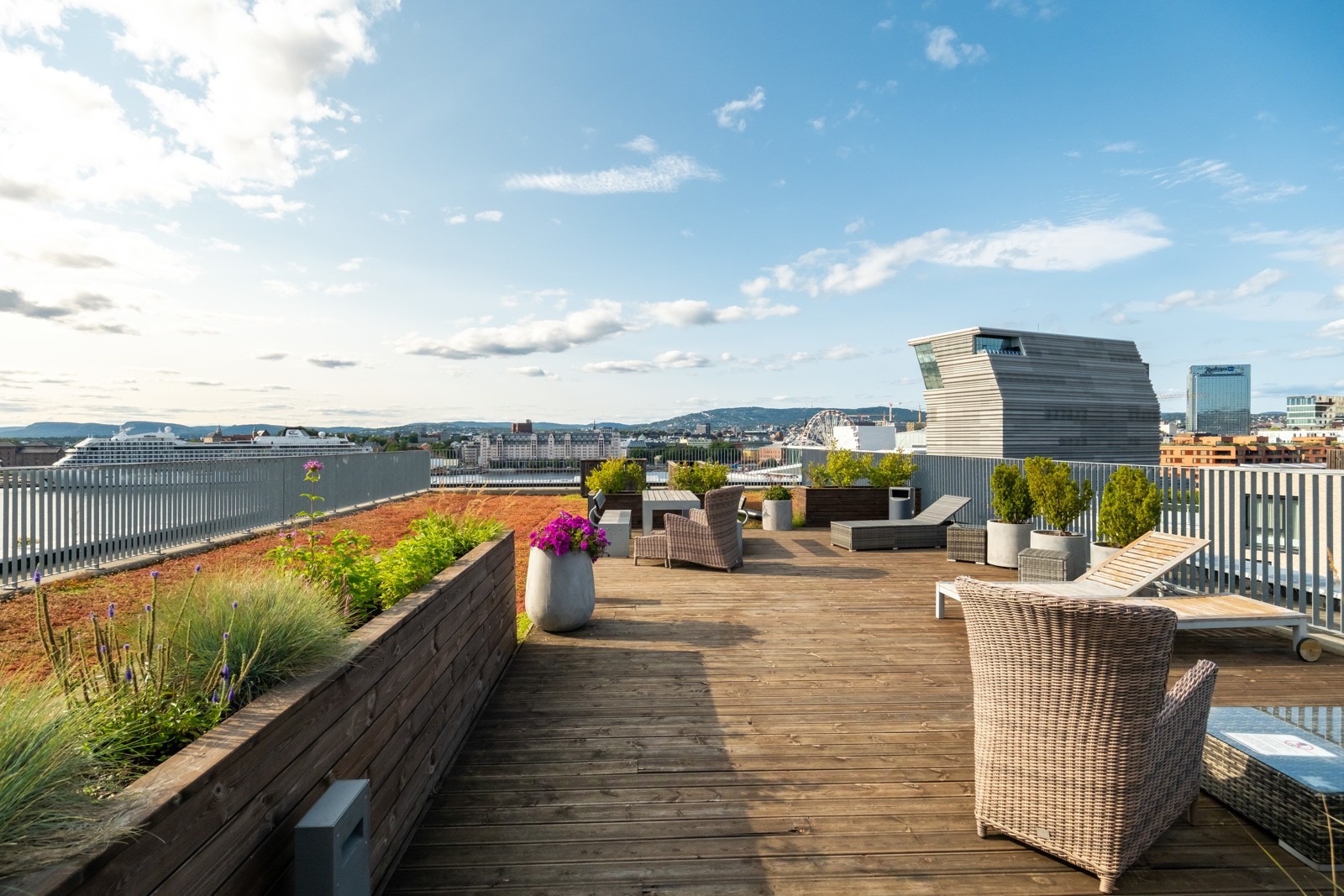 Apropos terrasse - på toppen av bygget er en stor takterrasse med panoramautsikt.