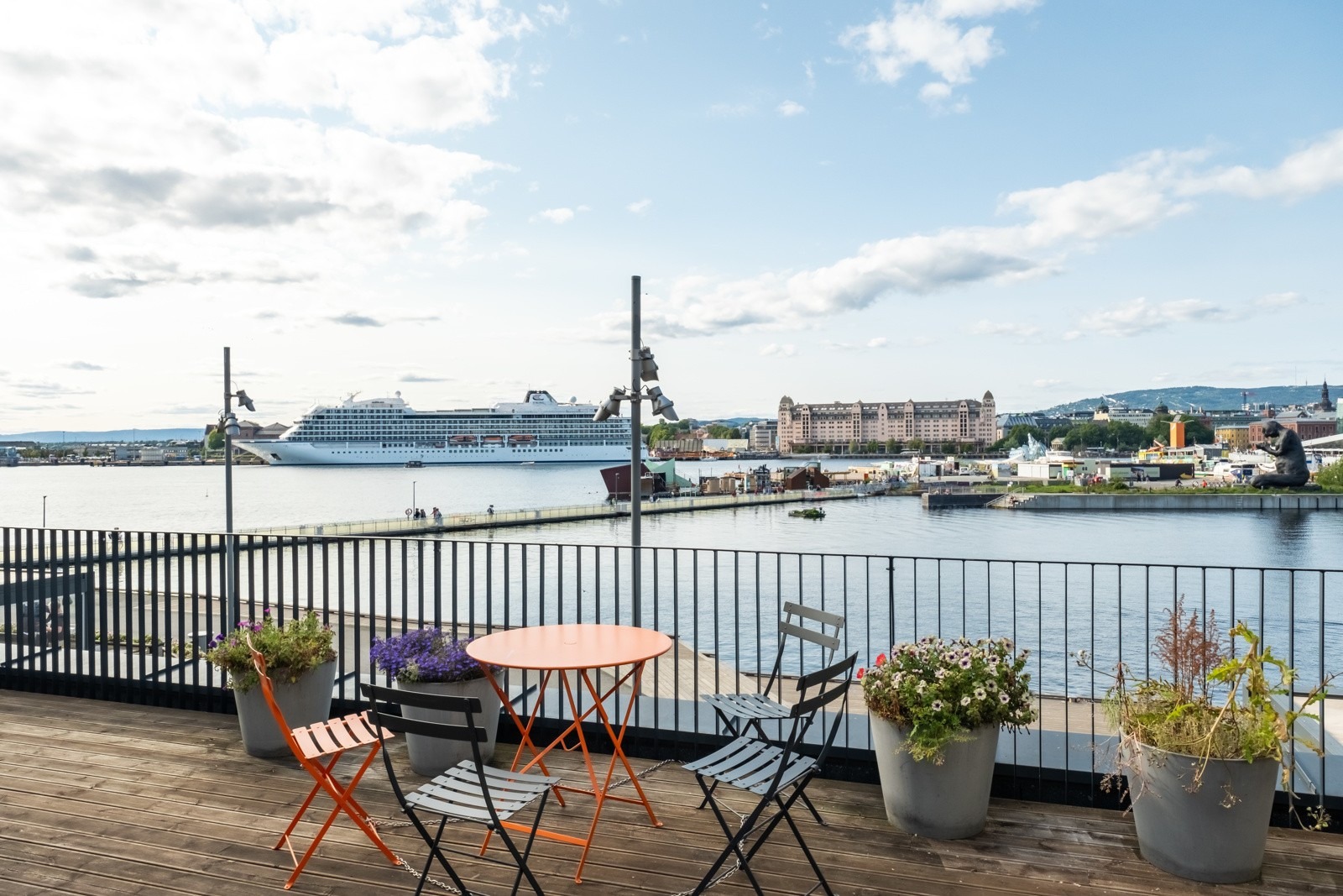 Det er også en egen terrasse ut mot bryggekanten.