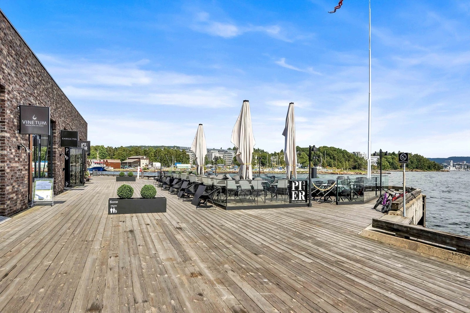 Kort gåavstand til idylliske Lysaker Brygge med flere spisesteder og badeplasser.