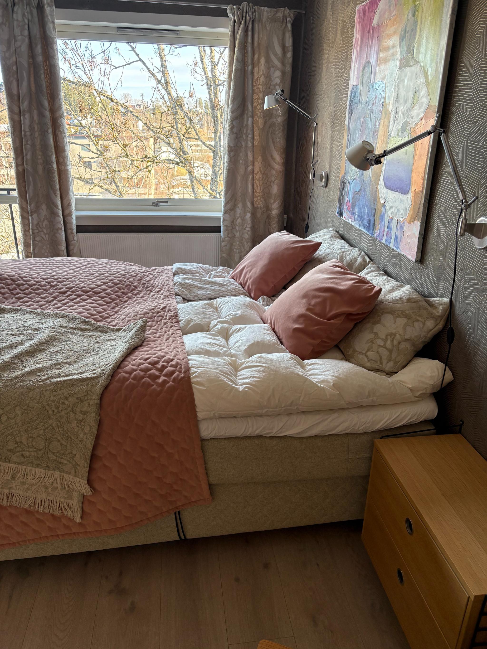 Stort og luftig hovedsoverom med stor skyvedørsgarderobe