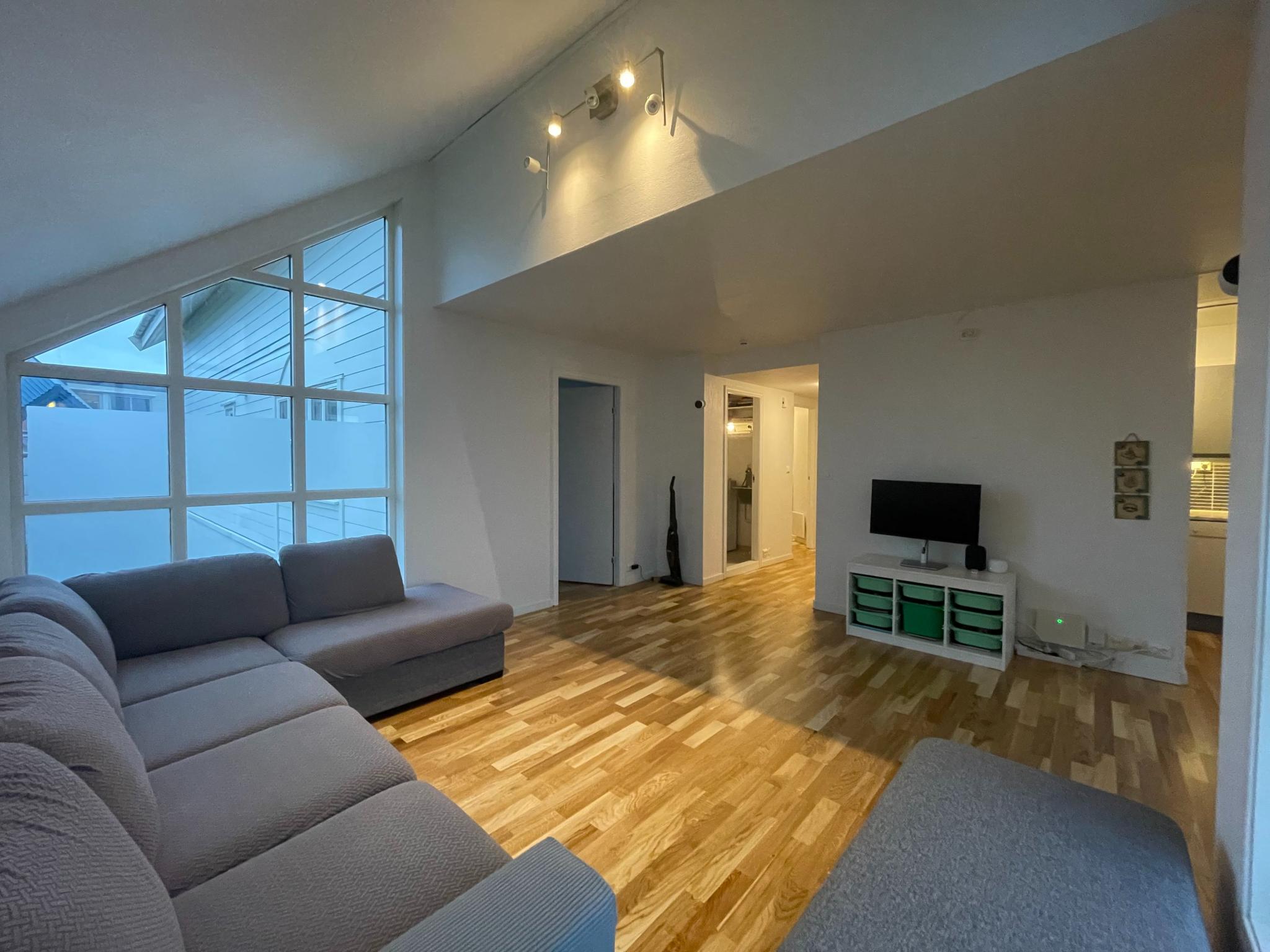 Velkommen inn! Dette er en svært innbydende leilighet med en hel rekke kvaliteter som gir et flott, helhetlig uttrykk.