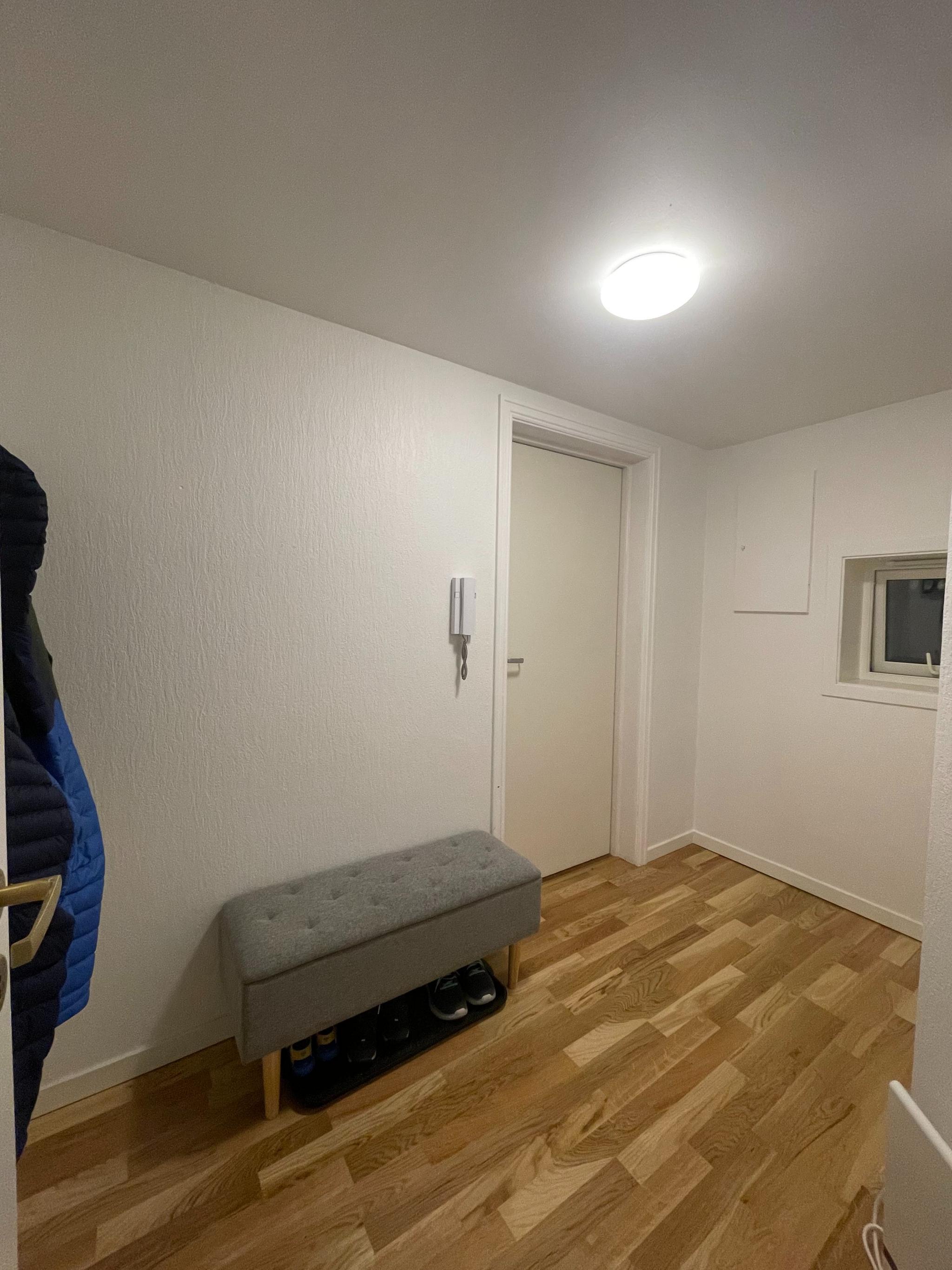 Entré av god størrelse, god plass til ytterbekledning.