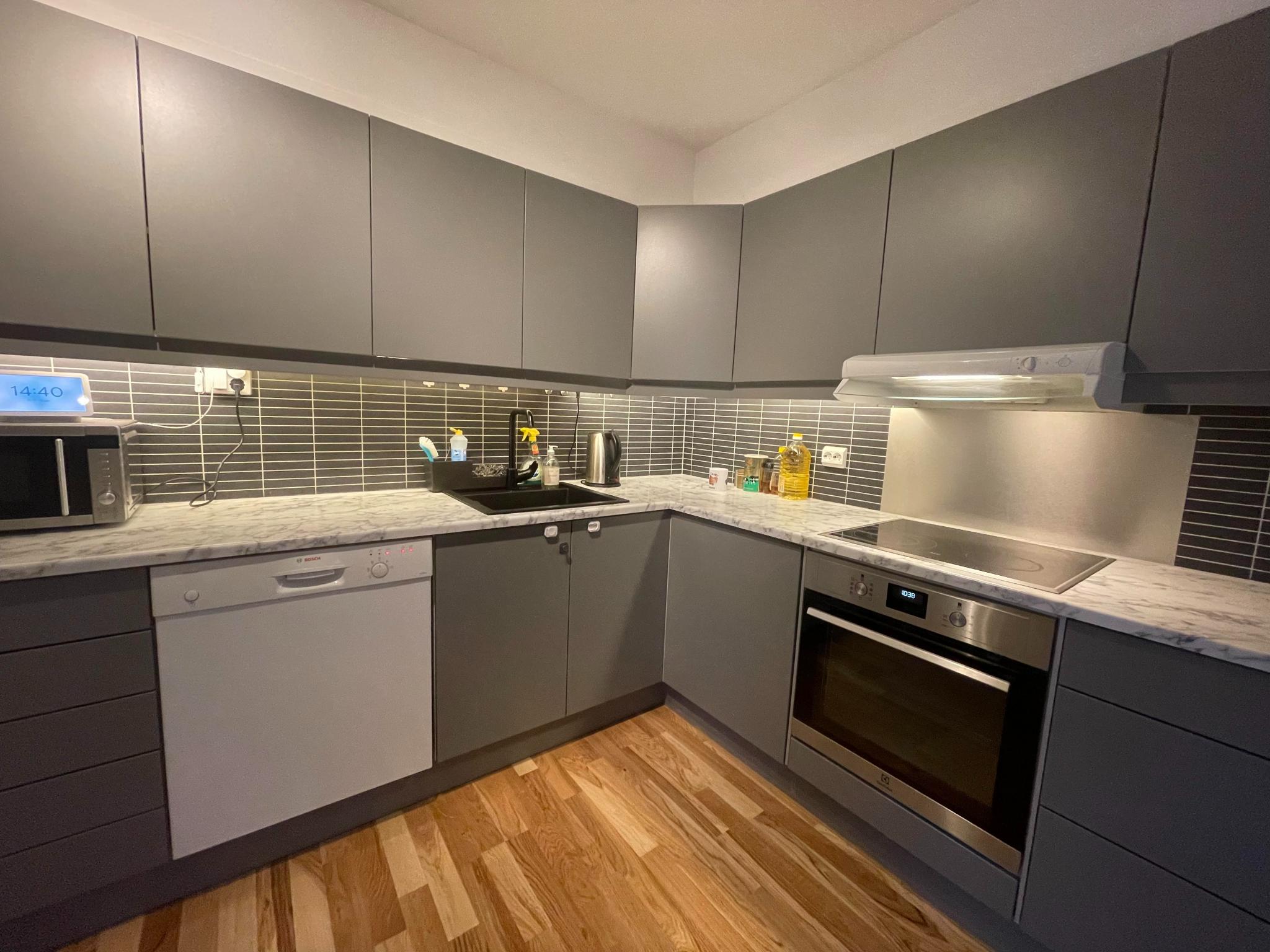 Innholdsrikt, oppgradert kjøkken med nye fronter og benkeplate i laminat. God skap- og benkeplass.