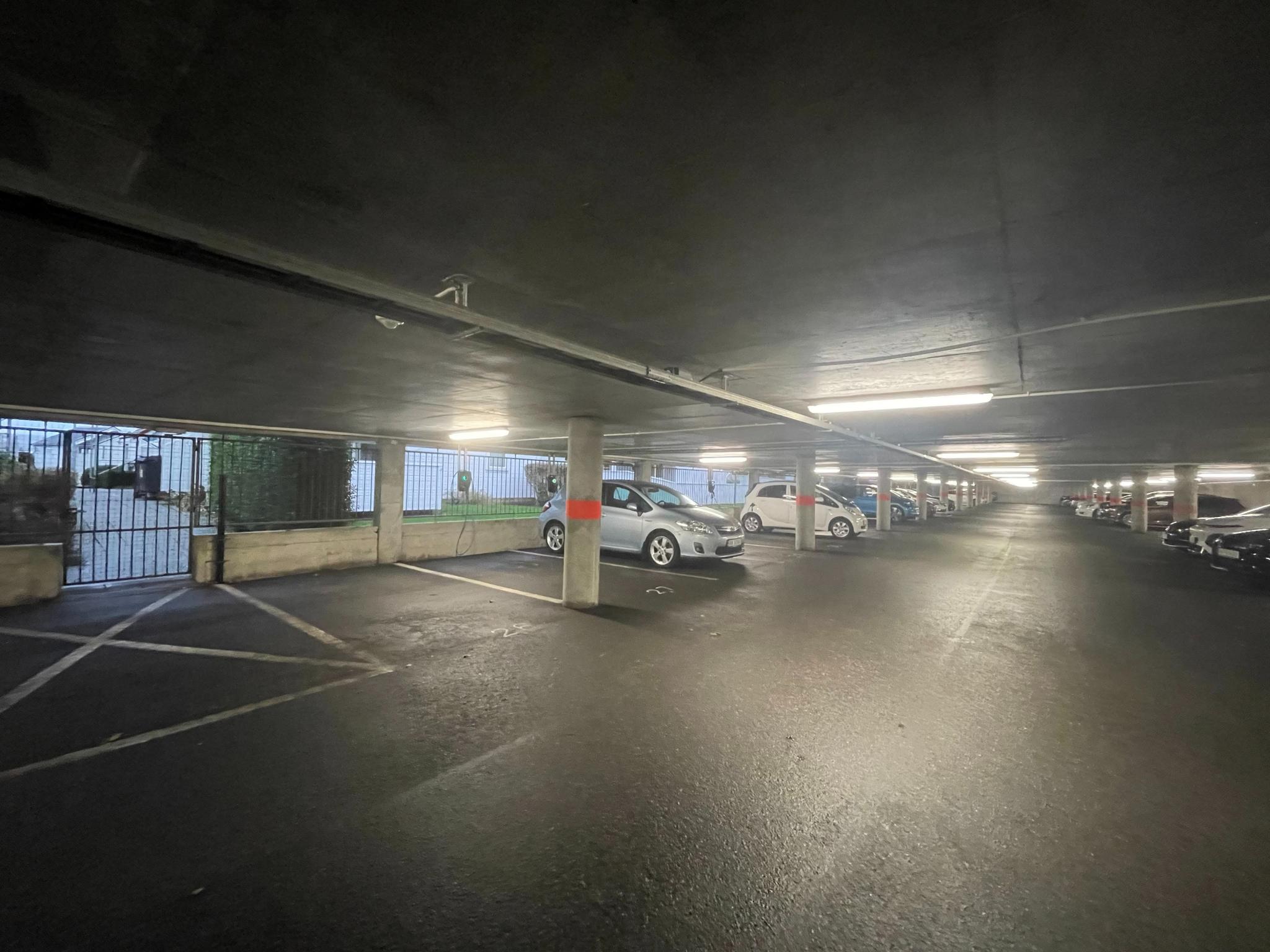 Den innendørs parkeringsplassen ligger rett ved den lille inngangsporten.