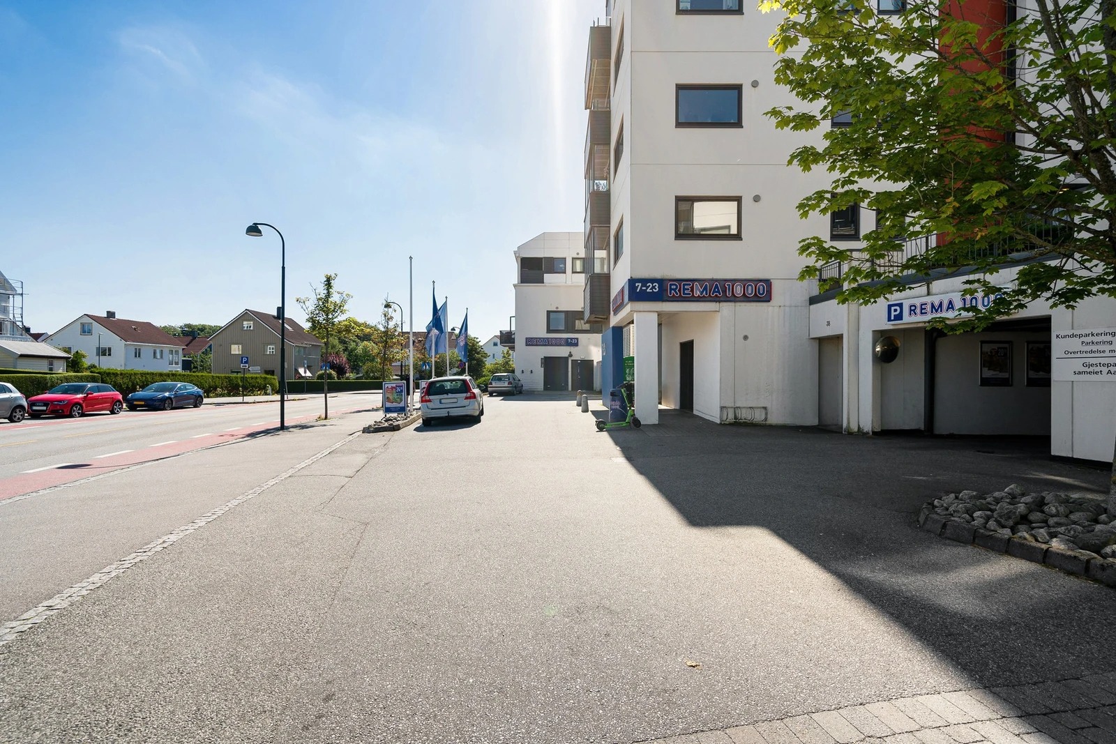 Det er et godt kollektivtilbud fra Tastagata. Her ligger også Rema 1000.