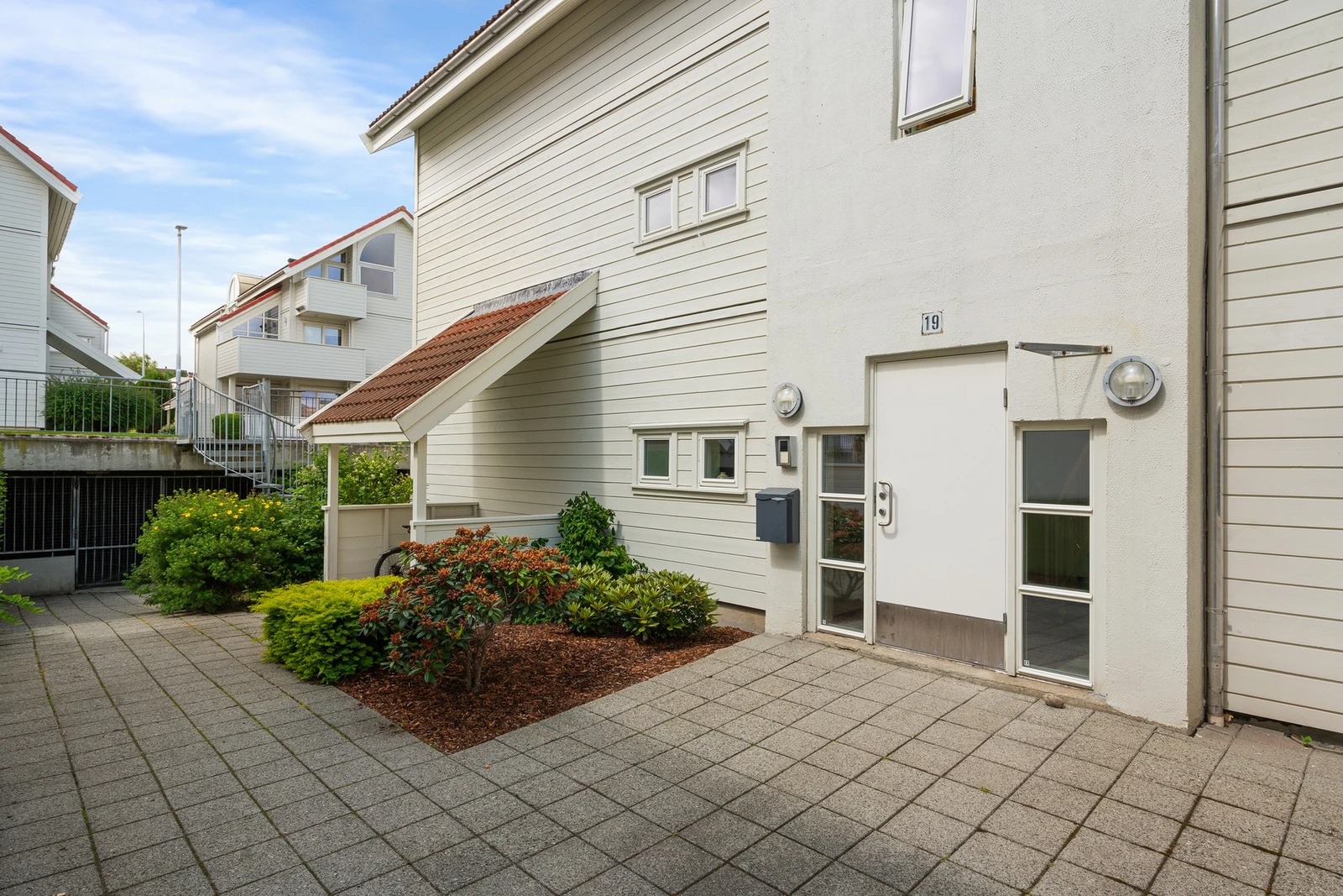 Enkel tilkomst til fast parkering i garasjeanlegg med elbillader.