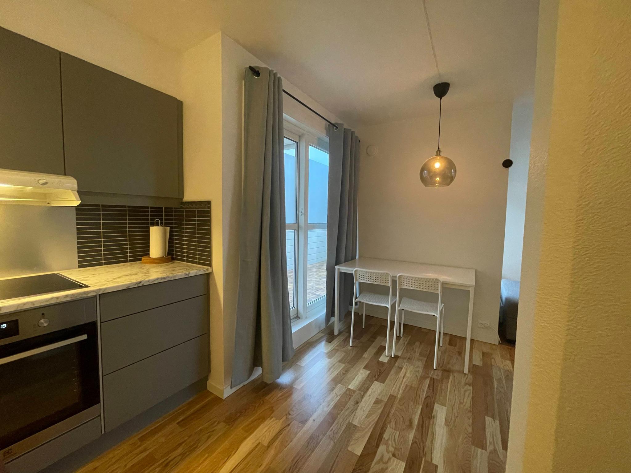 Åpent, men adskilt kjøkken med kort tilgang til balkongen og stuen.