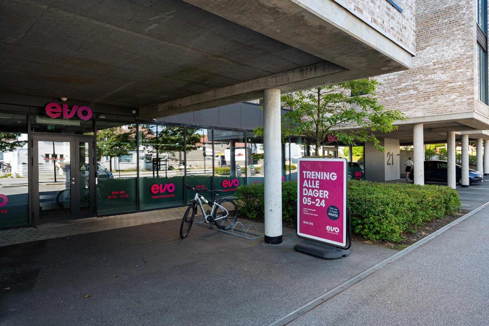 Treningssentre som EVO og SKY Fitness ligger i gangavstand fra leiligheten.