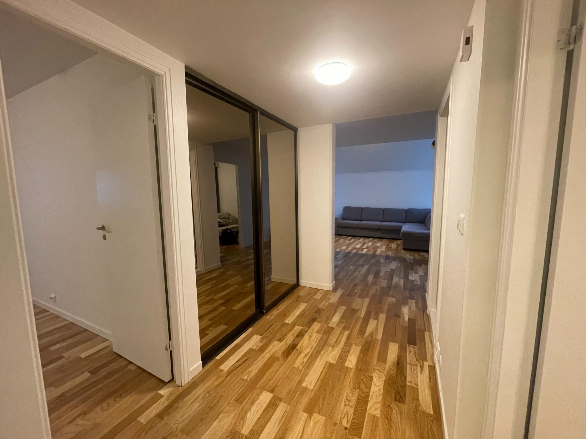 Romslig gang med garderobe.