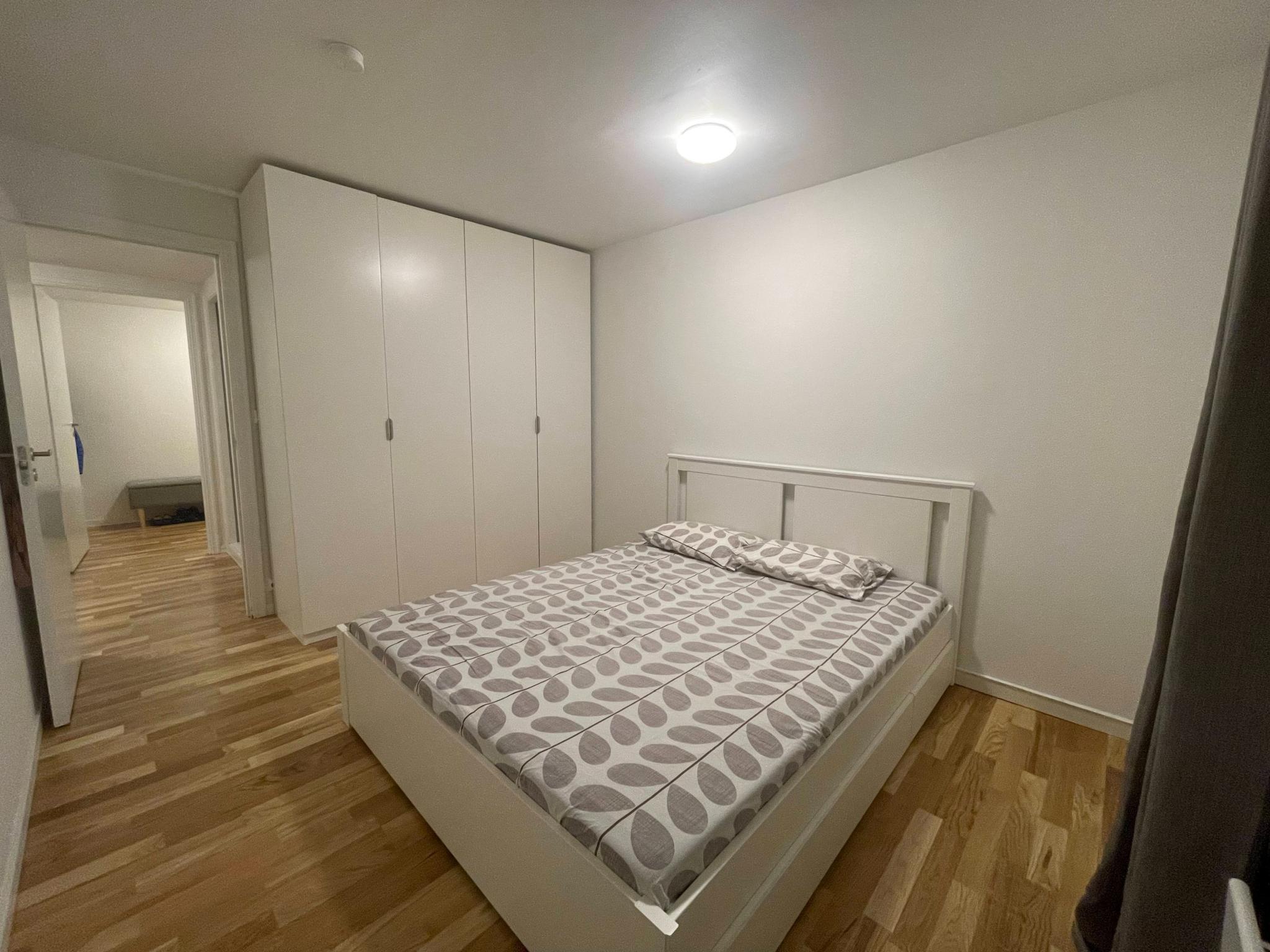 God plass til dobbeltseng og garderobe i hovedsoverommet.