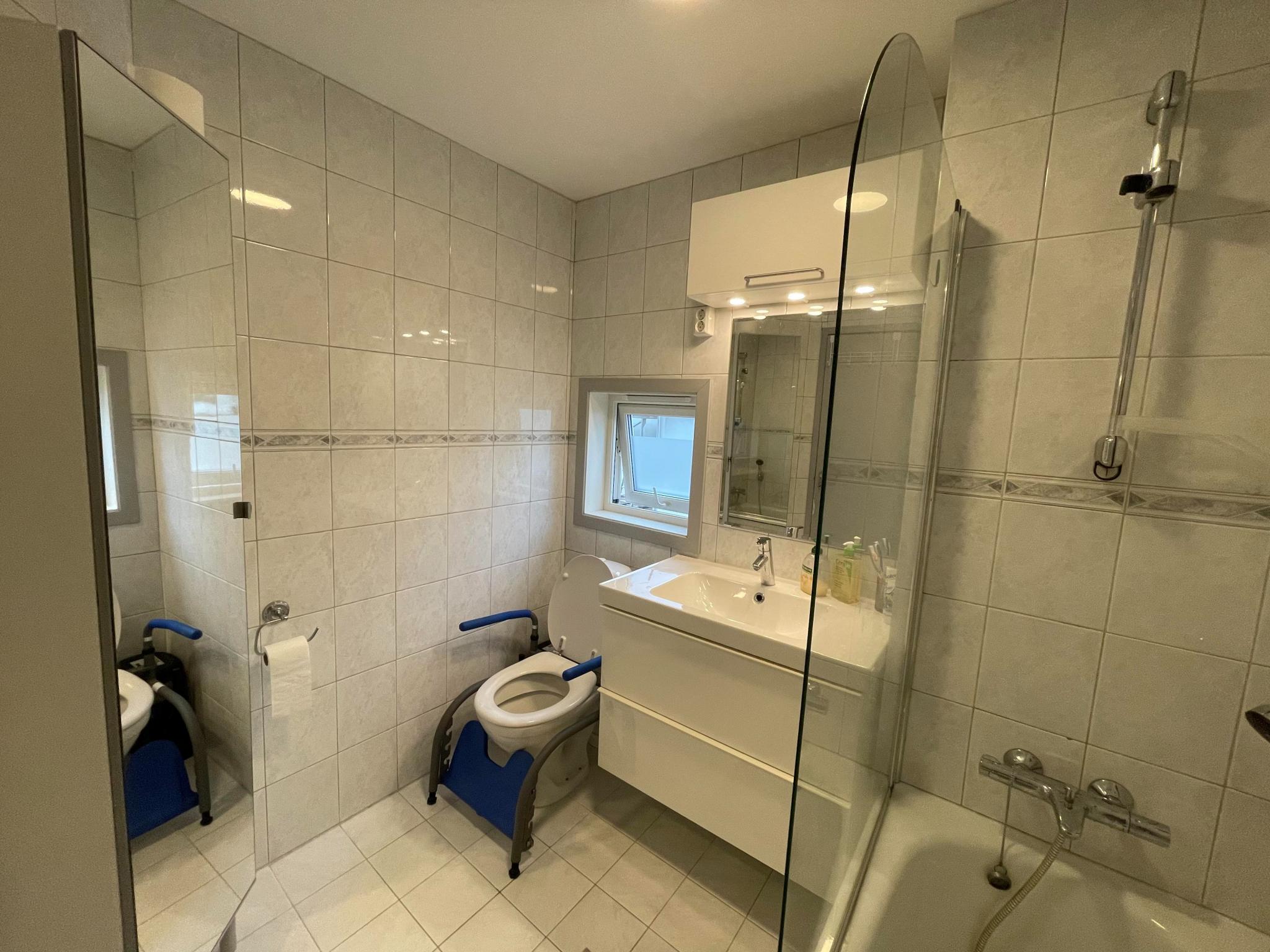 Flislagt bad utstyrt med speil, servant, toalett og badekar med dusj. Dosete fjernes av eieren før leietaker flytter inn.