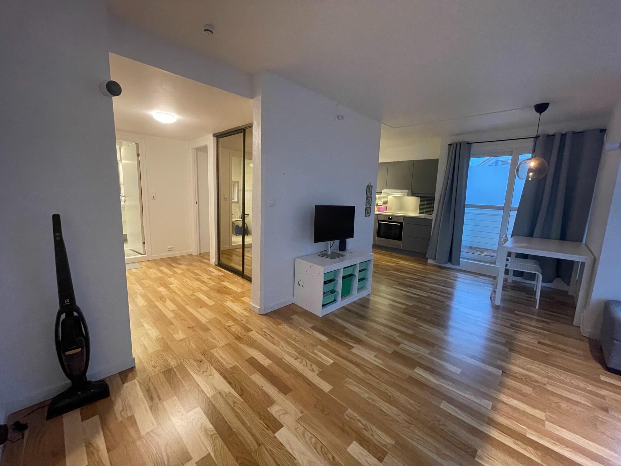 Romslig, lys og åpen løsning; hele leiligheten er oppgradert med nytt parkettgulv, nymalte vegger, nye stikkontakter og nye trebalkongfliser.