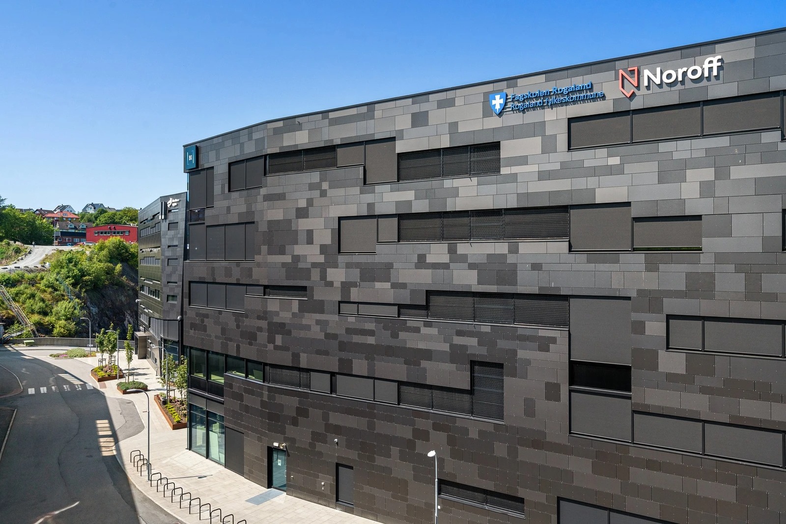 BI, Fagskolen Rogaland og Noroff ligger i gangavstand fra leiligheten.