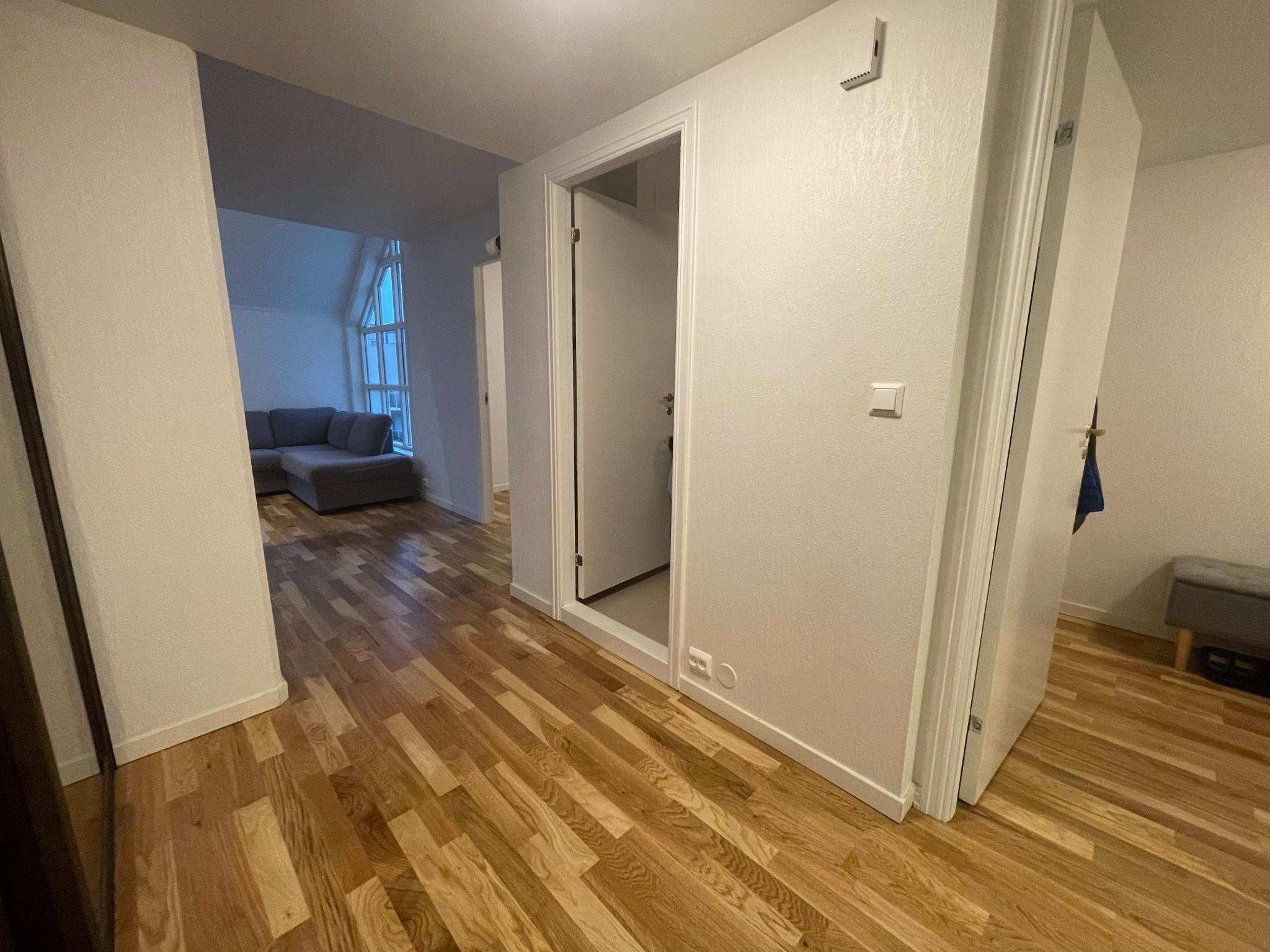 Romslig gang med tilgang til hovedsoverom, toalett, stue og vaskerom.