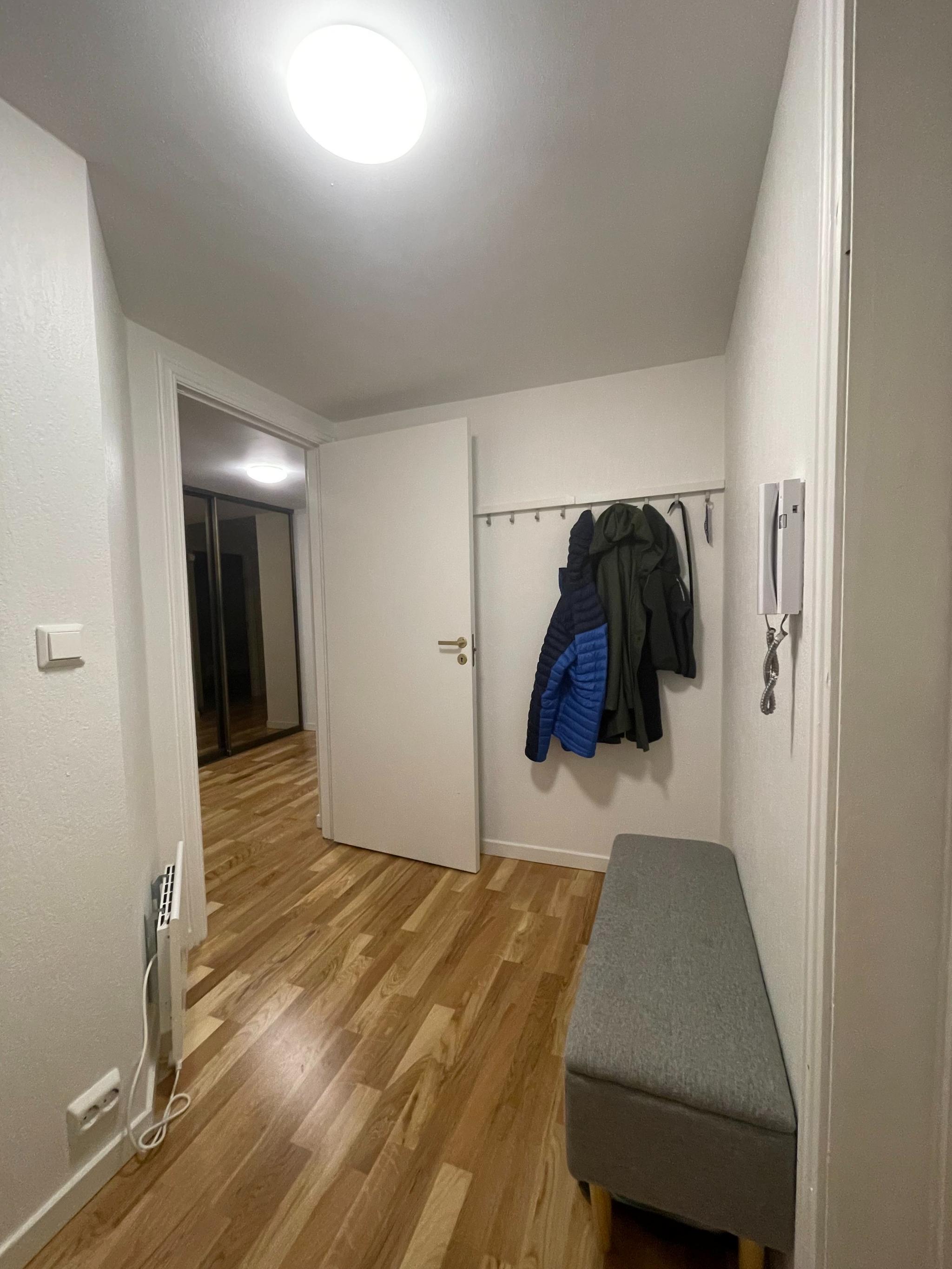 Entré av god størrelse, god plass til ytterbekledning.