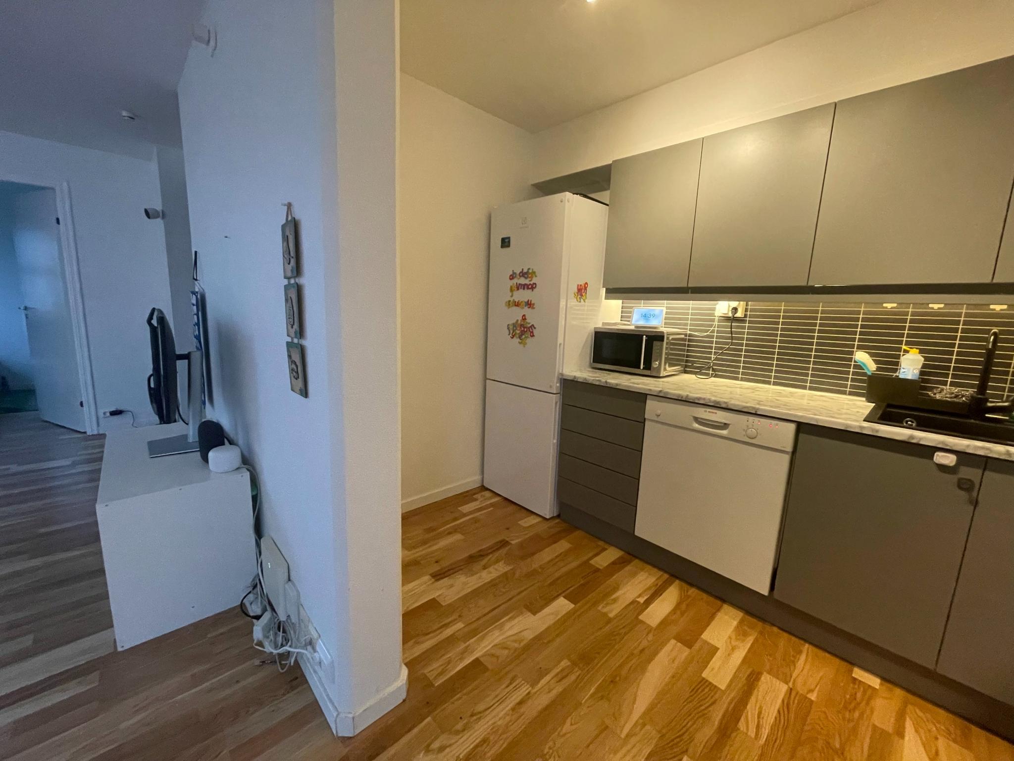 Kjøkken er utstyret med kjøleskap, oppvaskmaskin, integrert ovn og platetopp.