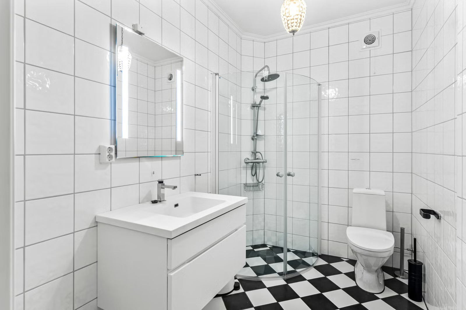 Badet har gulvvarme, dusjvegger, toalett, servant i  baderomsinnredning, skapplass, samt tilkobling for vaskemasking og tørketrommel. 