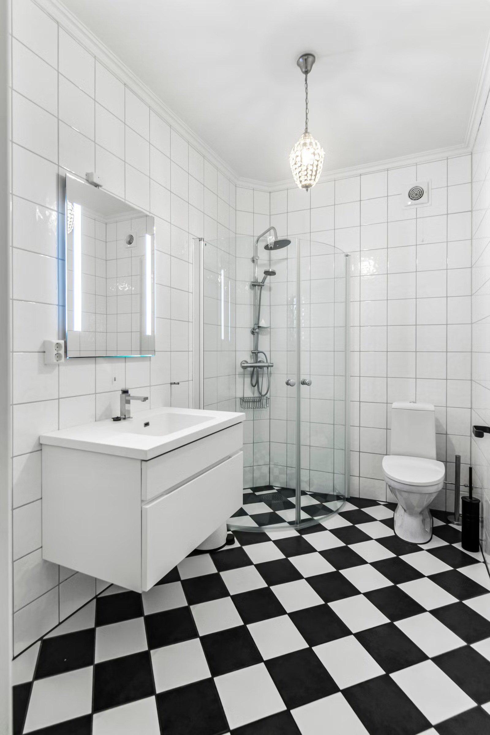 Badet er både delikat og romslig med god standard. Flislagt gulv og vegger i tidløst design. 