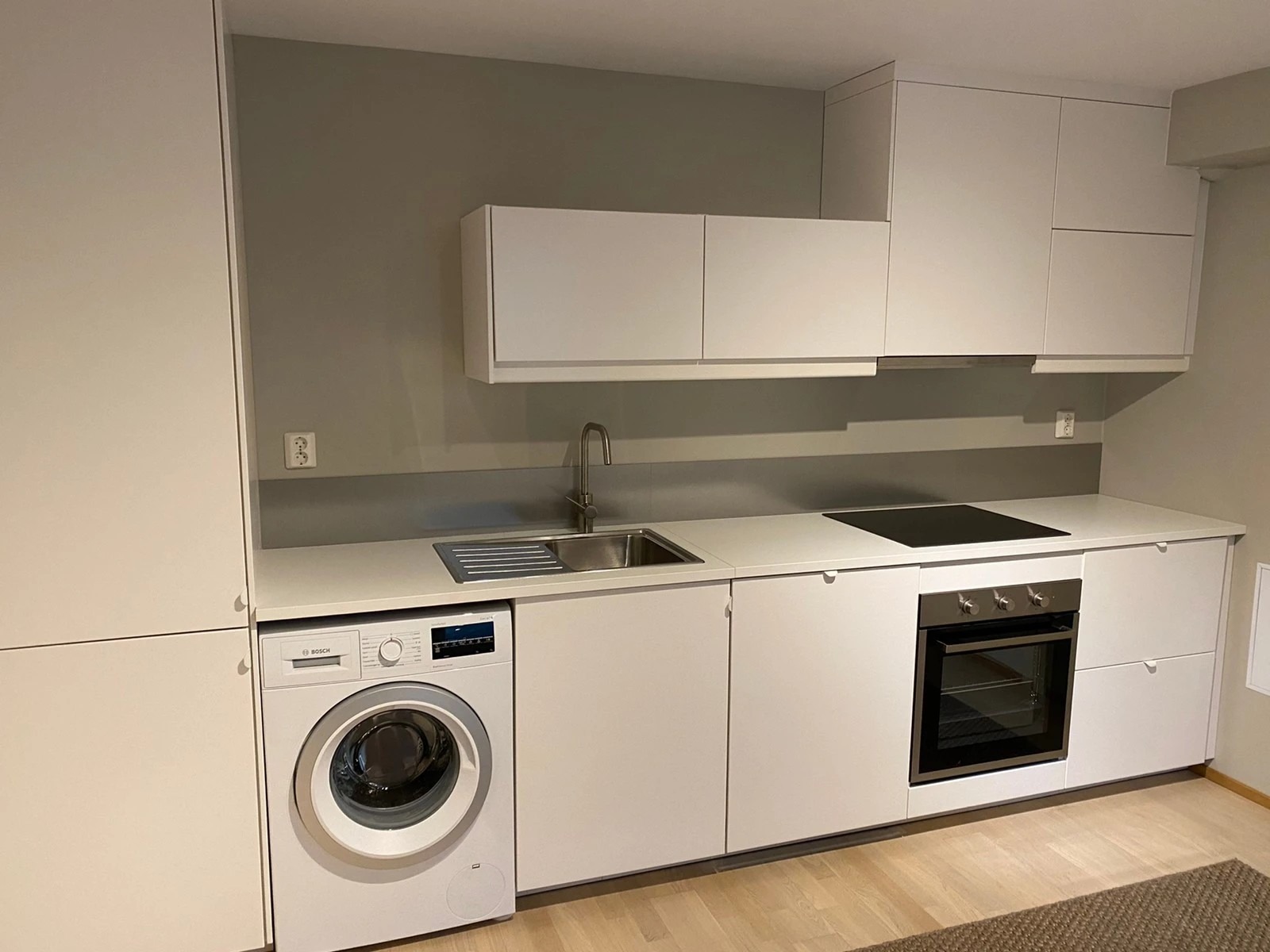 Kjøkken med Kjøl/frys, oppvaskmaskin og vaskemaskin