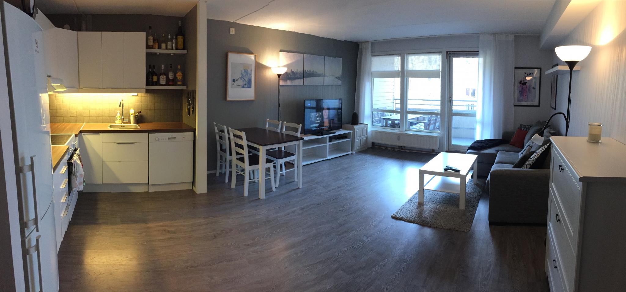 Åpen kjøkkenløsning med spiseplass og en romslig stue