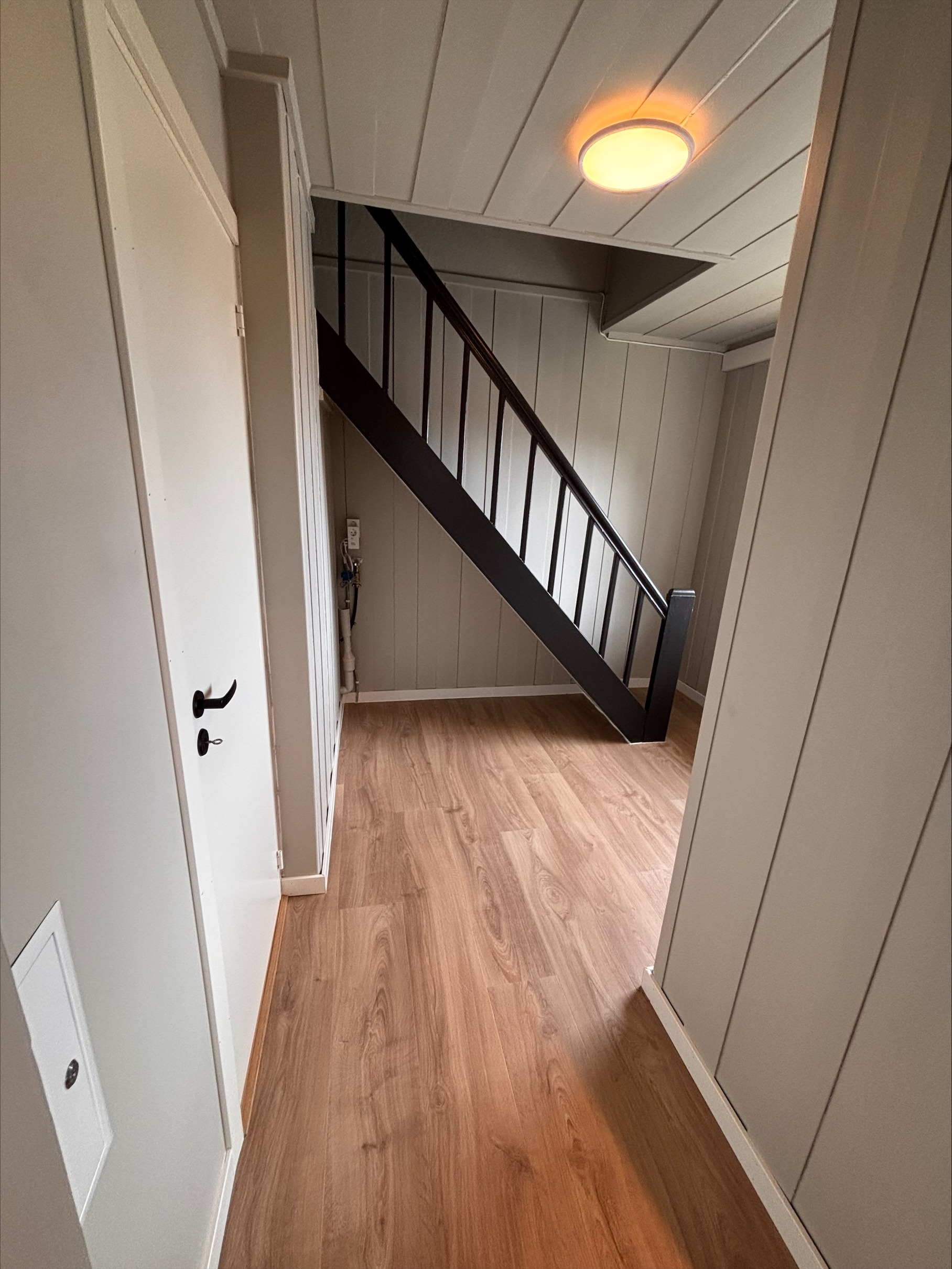 Gang utenfor toalett, med plass til vaskemaskin