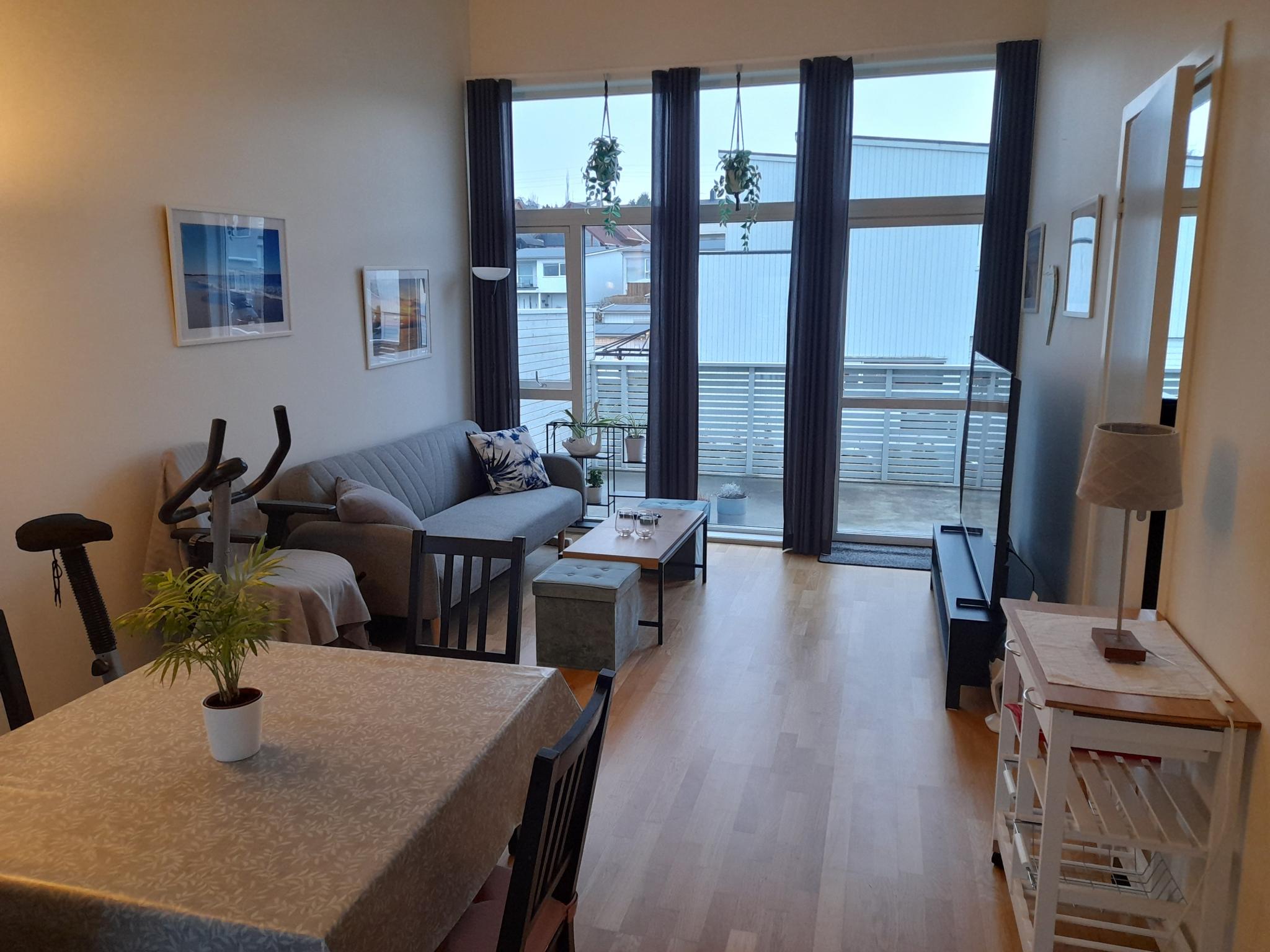 Gjennomgående lys og åpen stue, med ekstra takhøyde. Fullt møblert og utstyrt.