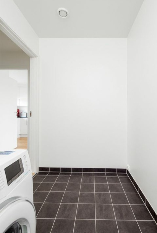 Vaskerommet inkluderer vaskemaskin.