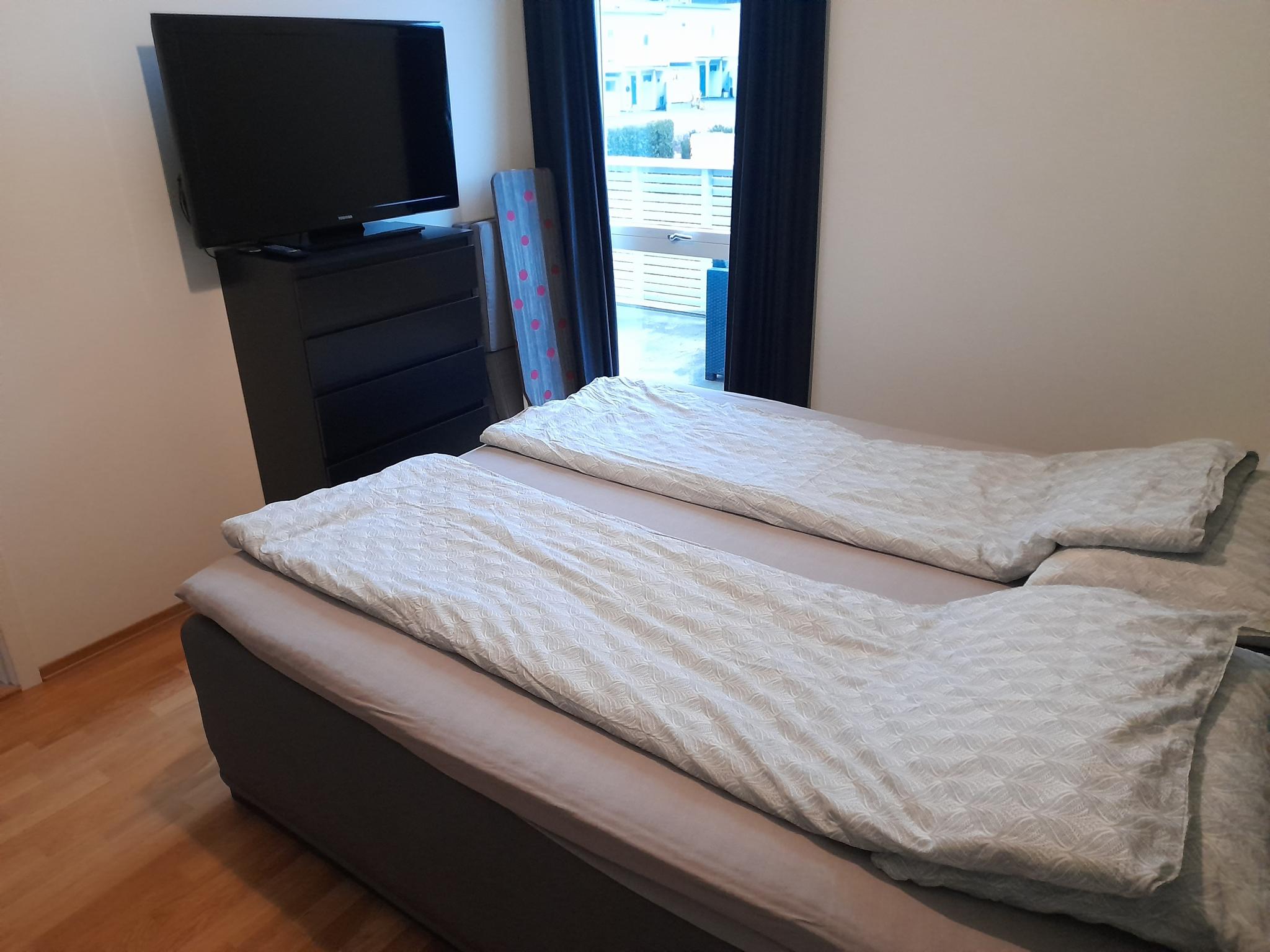 Soverommet er møblert med King Size Kontinentalseng, nattbord, kommode og 40"TV med Chromecast. Lystette gardiner.