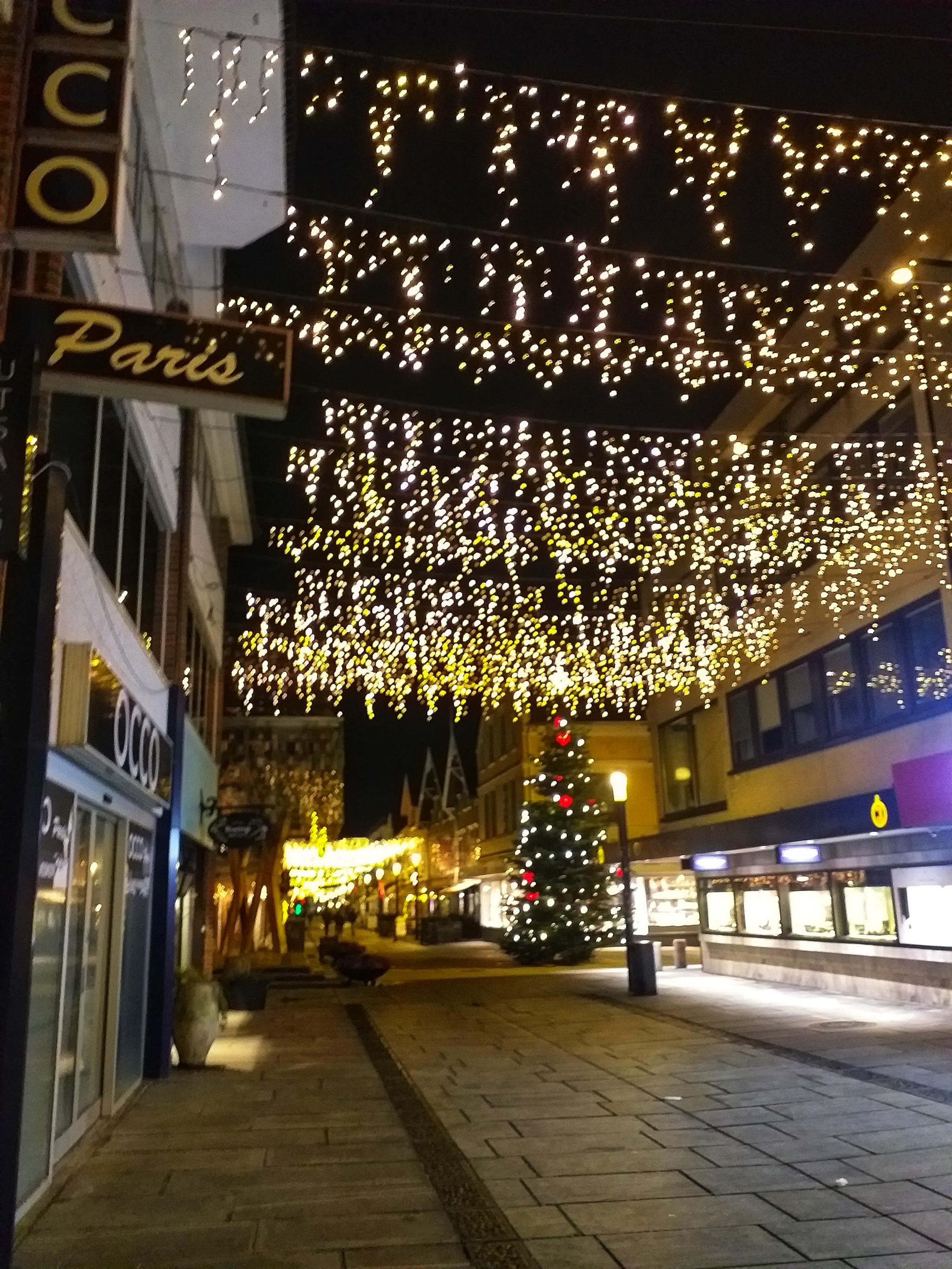 Sandnes sentrum er kun noen minutters kjøretur unna, med alle byens fasiliteter, restauranter, utesteder og 3 kjøpesentere.