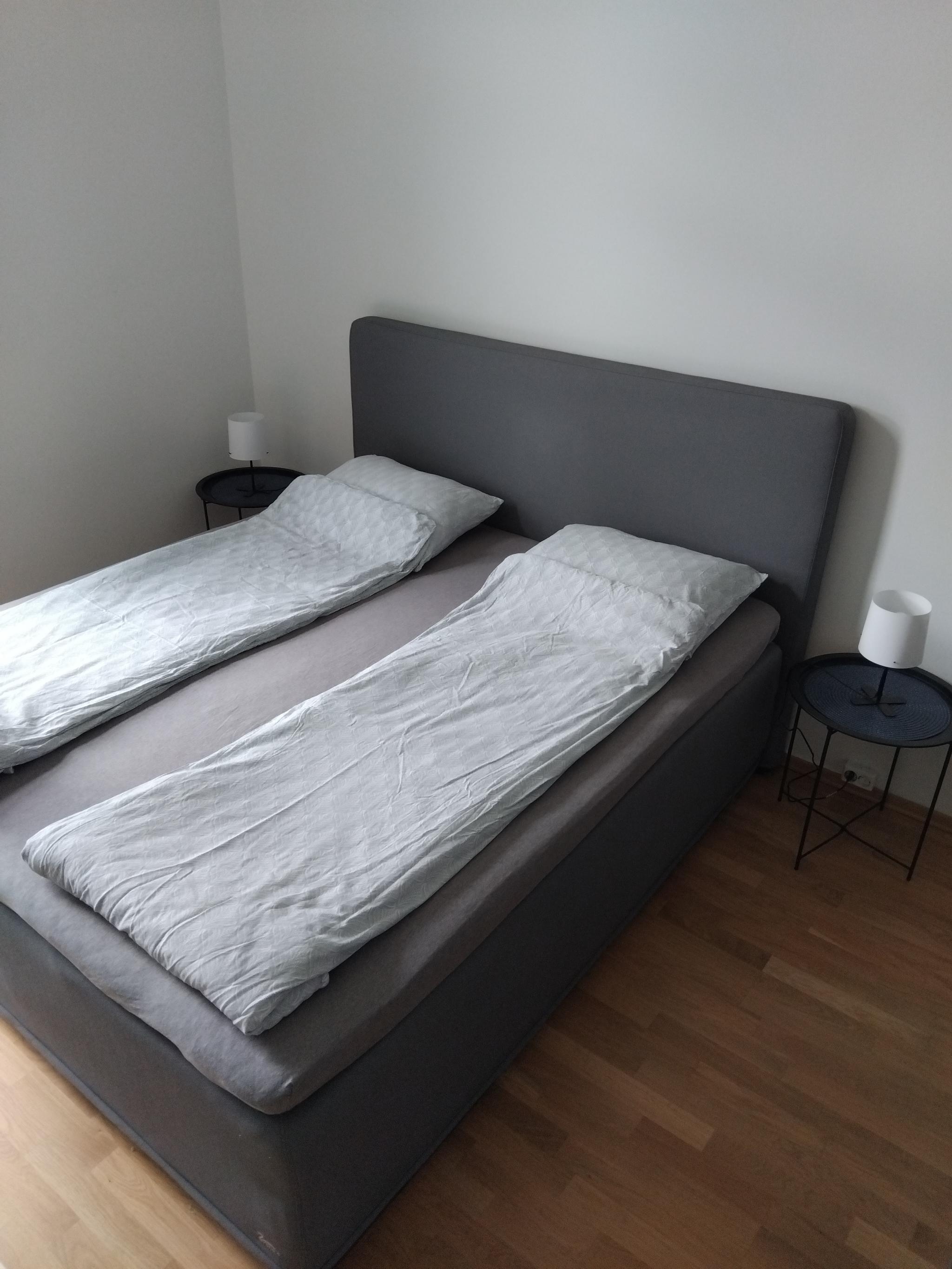 Soverommet inkluderer bl.a. King Size Kontinentalseng, nattbord og nattlamper.