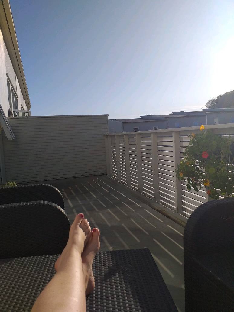 Romslig vestvendt balkong med gode solforhold ettermiddag og kveld.