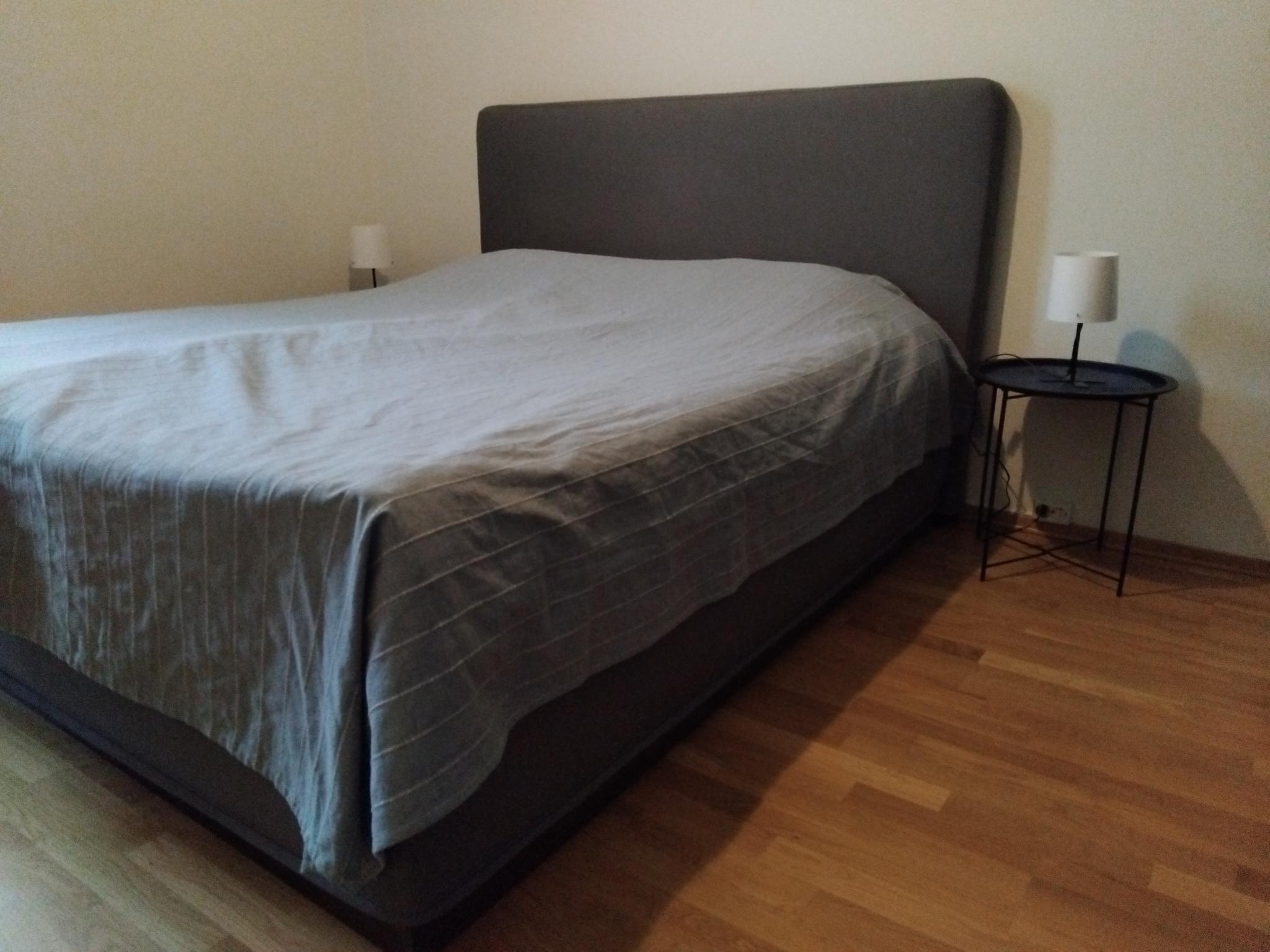 Soverommet inkluderer bl.a. King Size Kontinentalseng, nattbord og nattlamper.