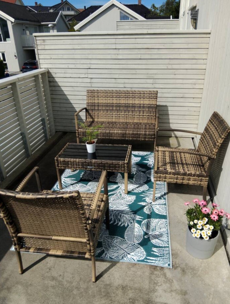 Romslig vestvendt balkong med gode solforhold ettermiddag og kveld.