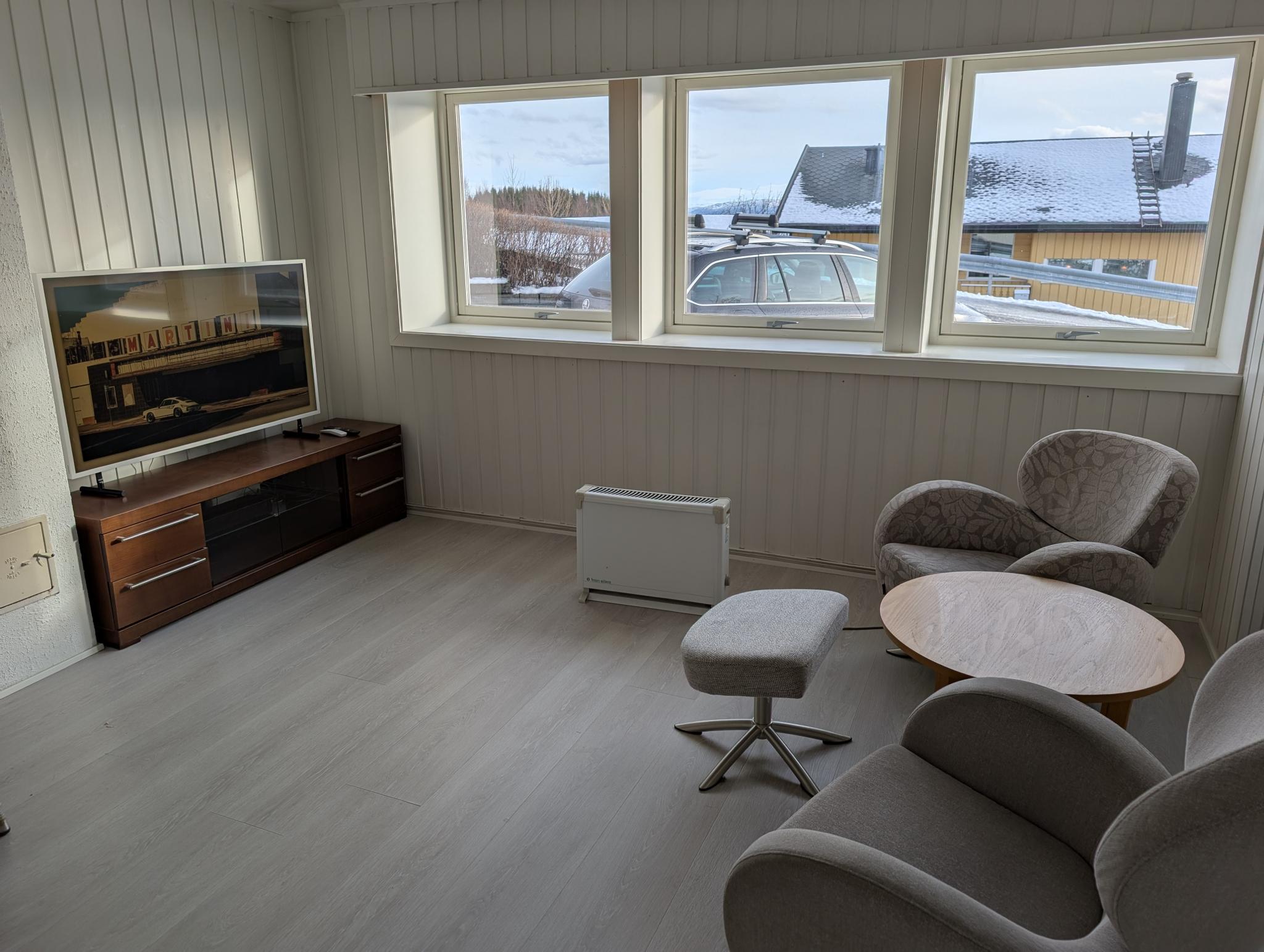 Stue med store vindusflater og godt med lys