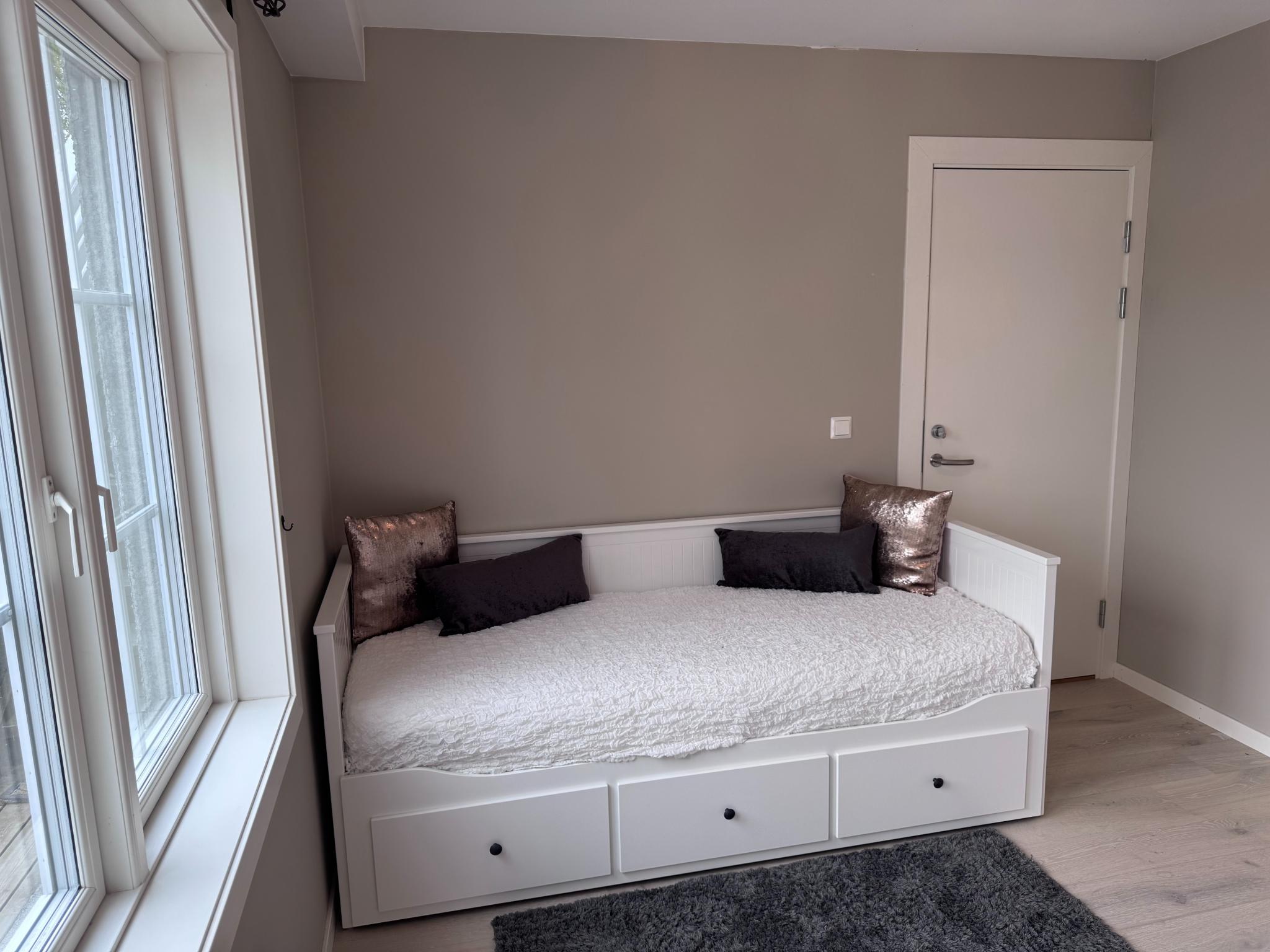 Ny seng fra IKEA som kan forlenges til dobbelseng - med skuffer for oppbevaring.