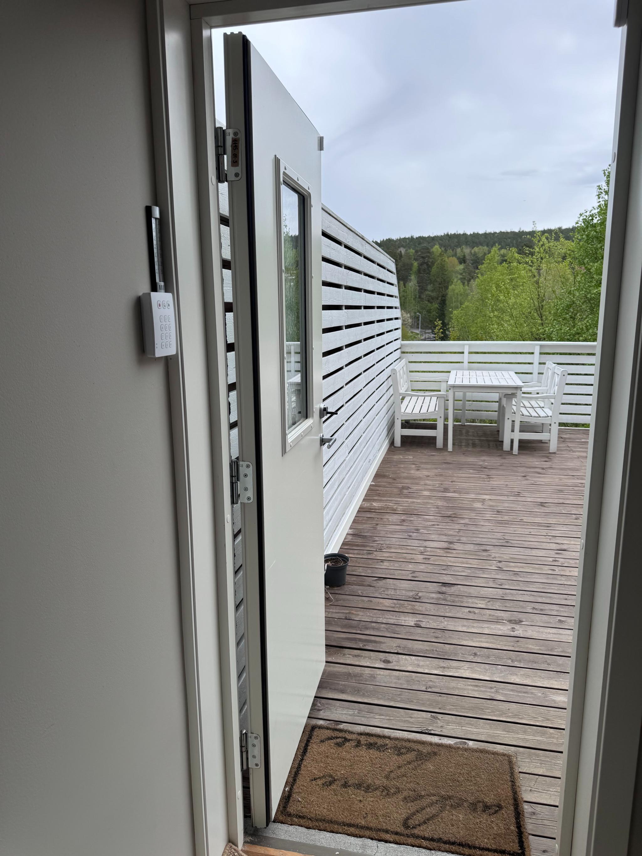 Inngangsparti sett innenfra. Alarm på veggen tilknyttet alarmselskap med rask utrykning.