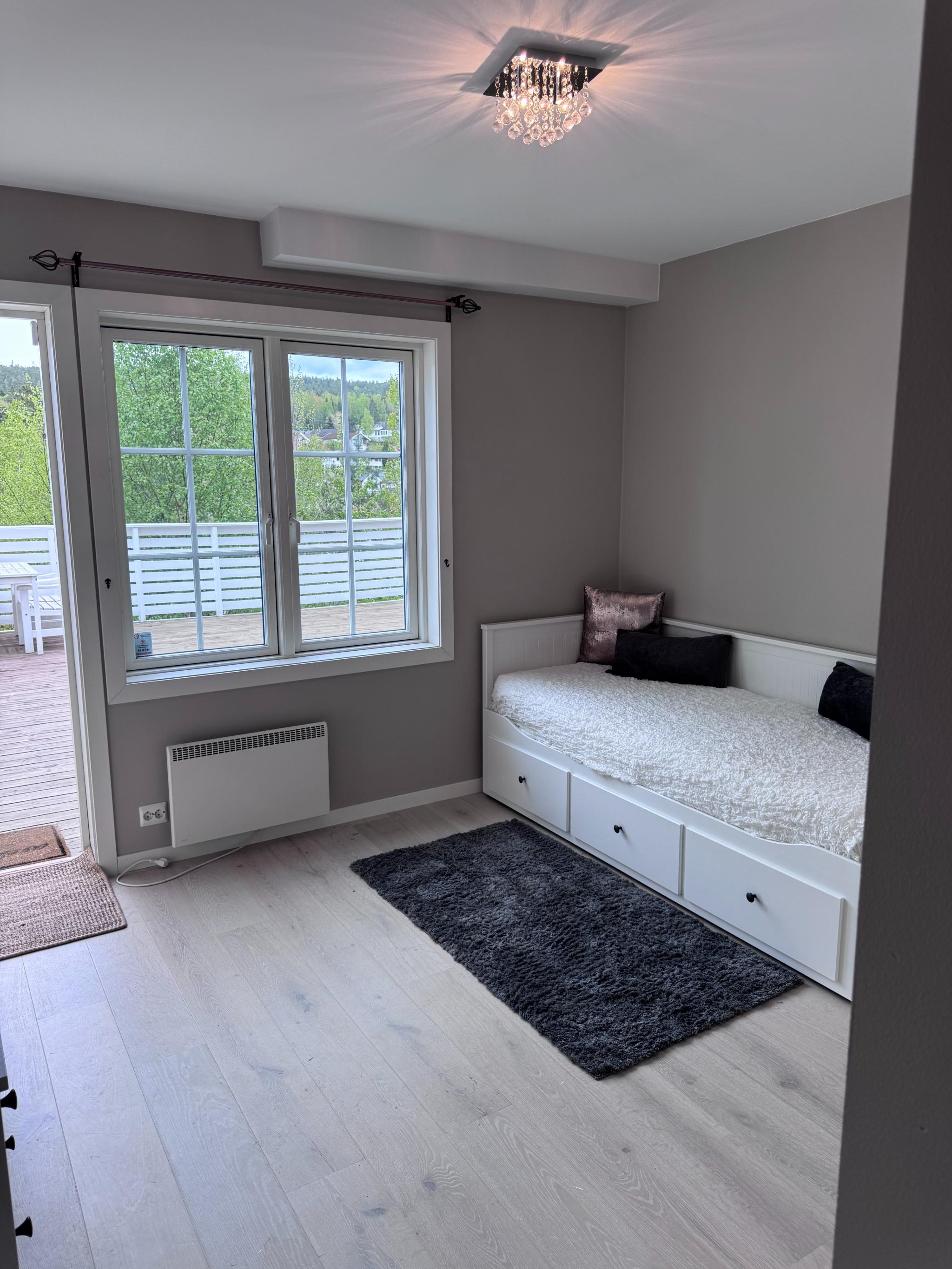 Godt med dagslys inn gjennom vinduene.