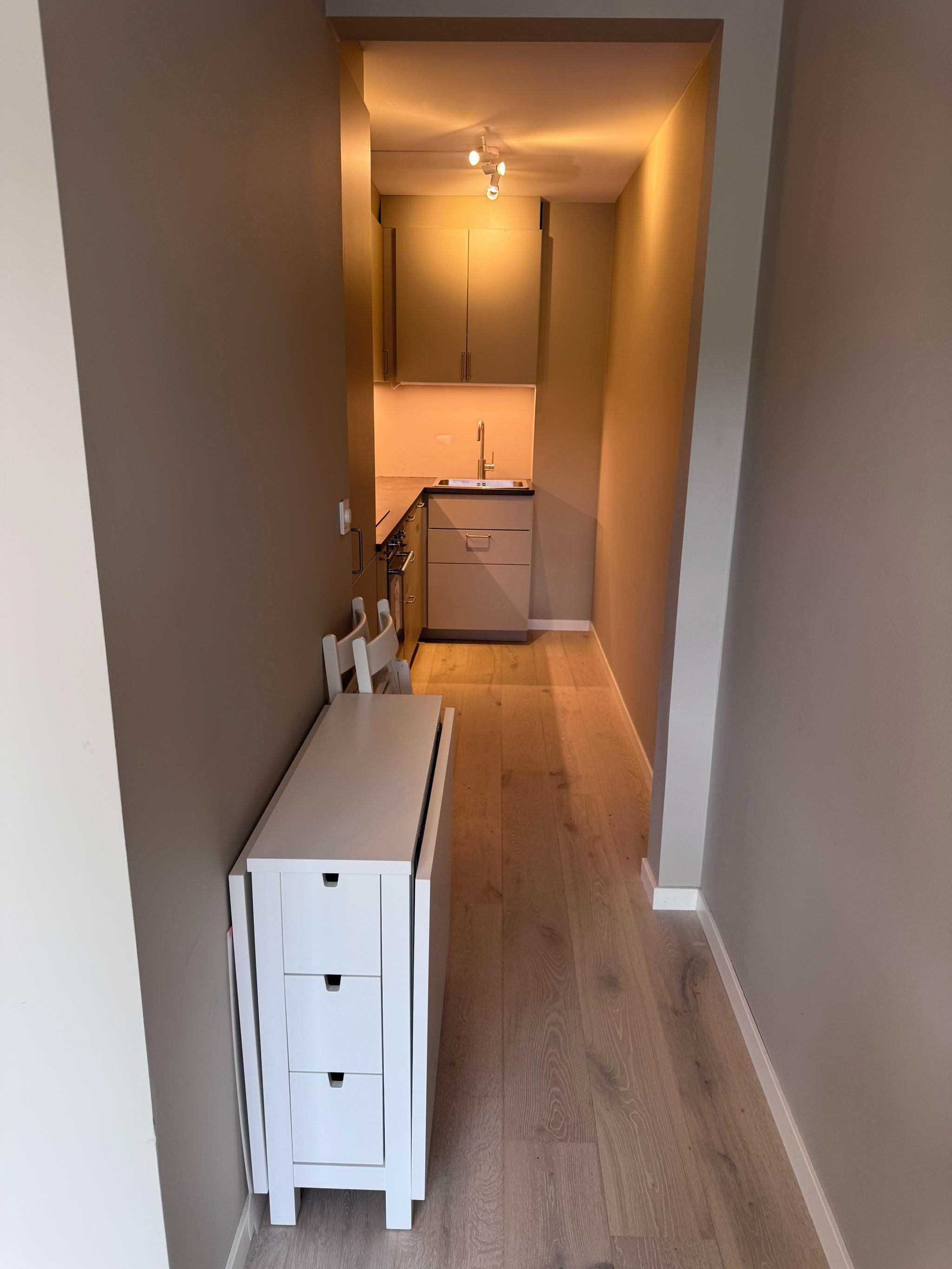 Kjøkkenbord fra IKEA med bordplate på hver side som kan settes opp med støtter under på hver side.