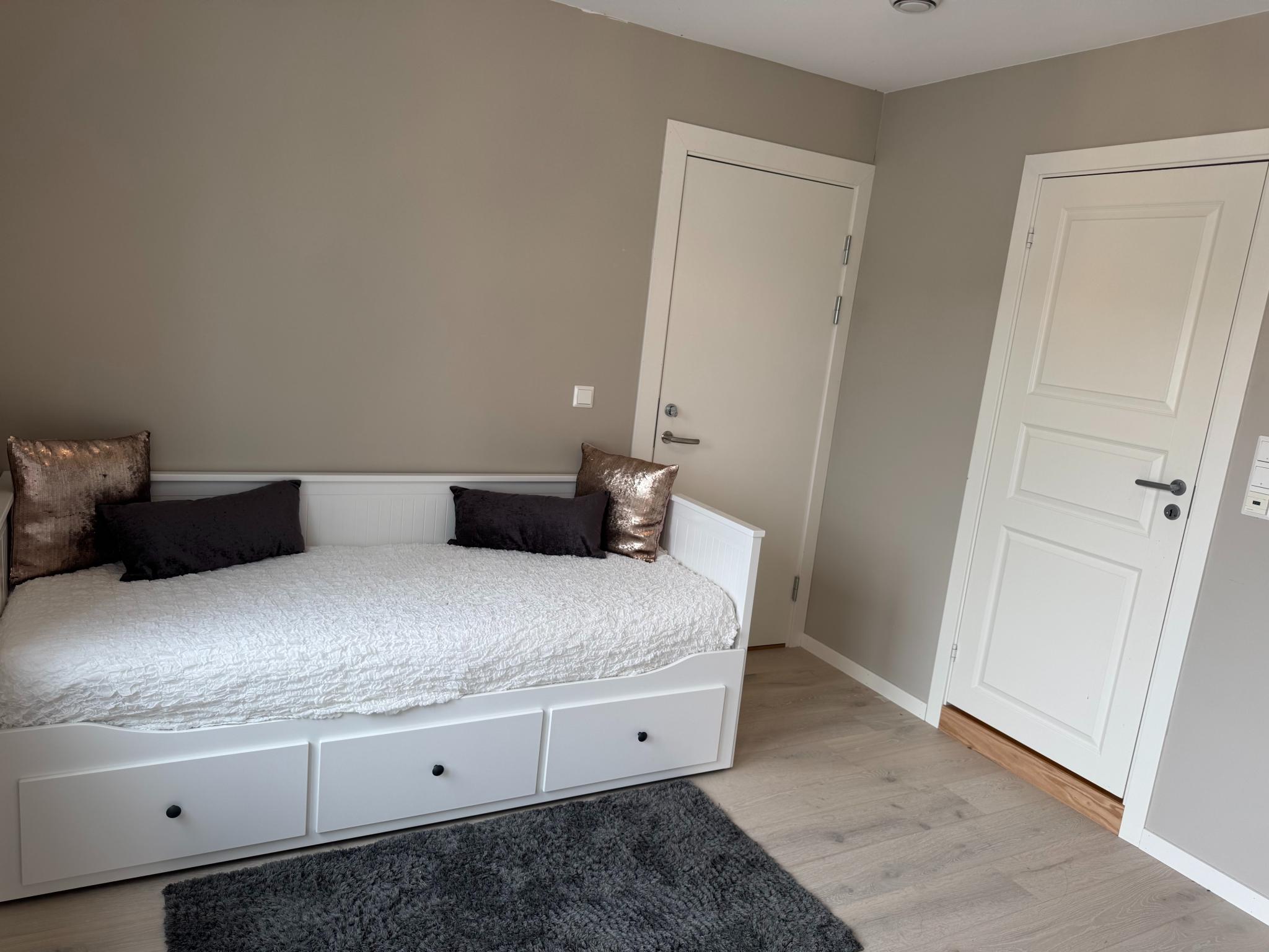 Nyinstallert branndør med -35 dB lyddemping, samt dør inn til separat bad.