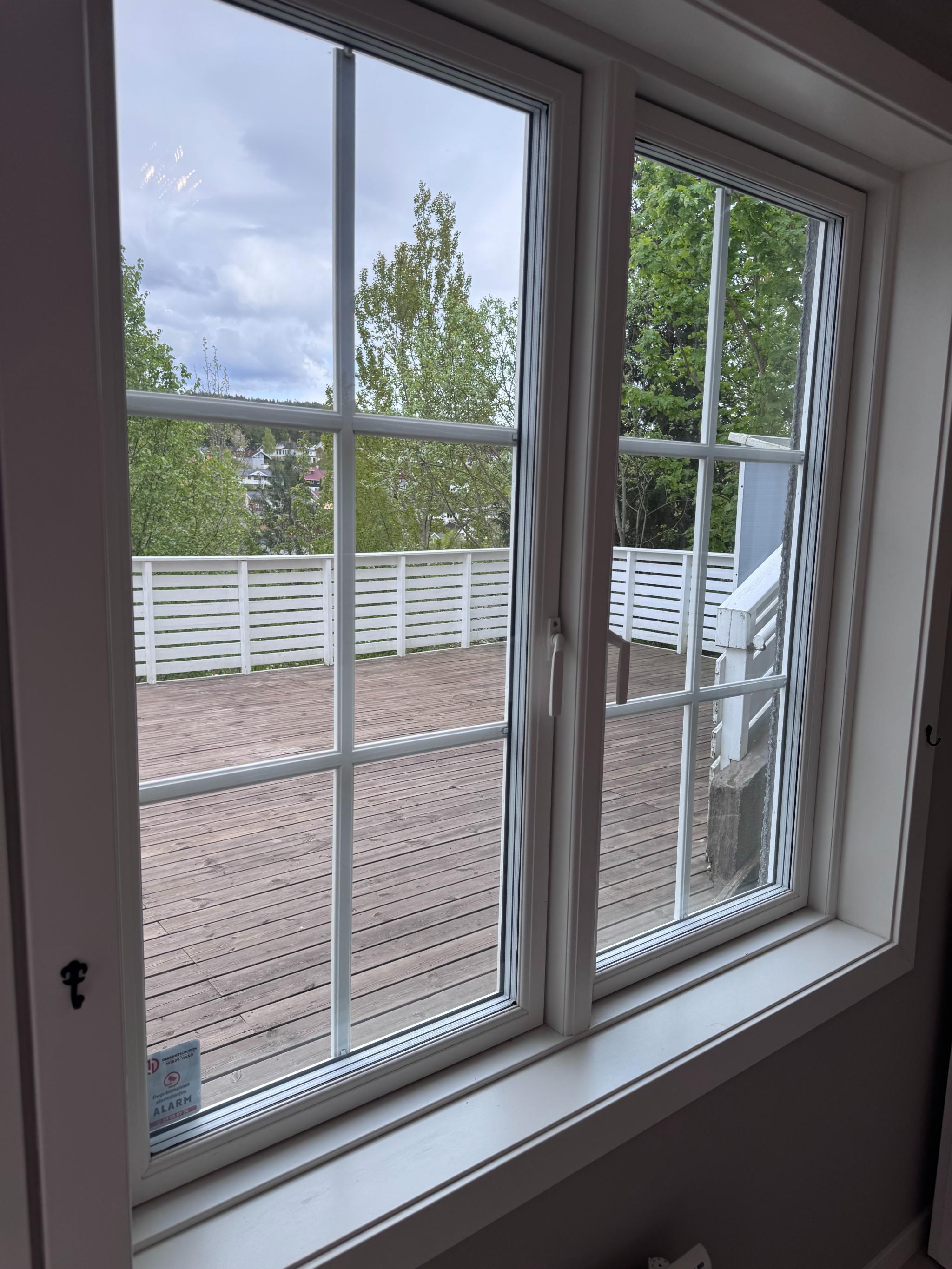 Vinduer ut til terrassen.